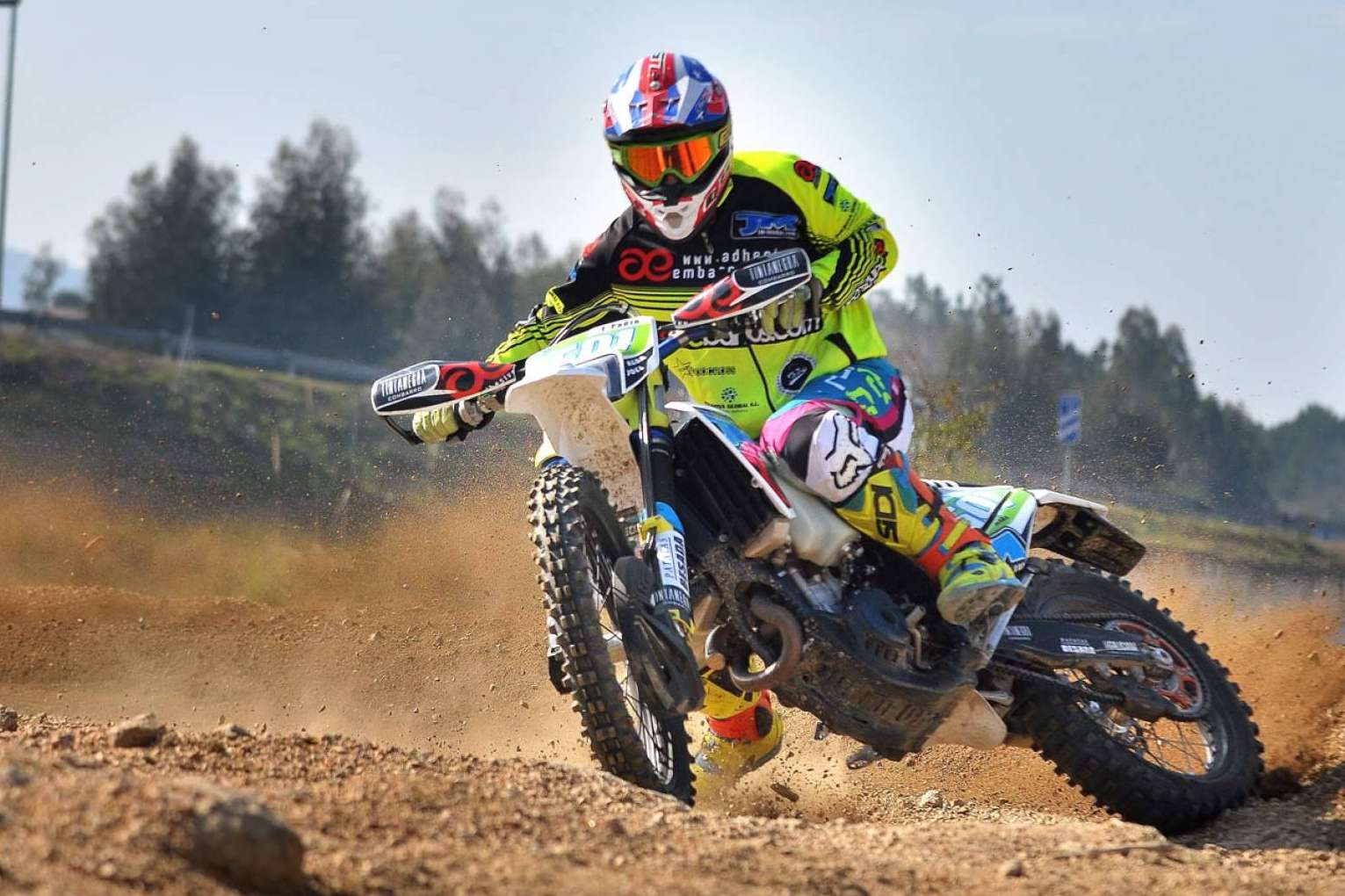 Plásticos y adhesivos para motos offroad con ADHESIVOSEMBARRADOS