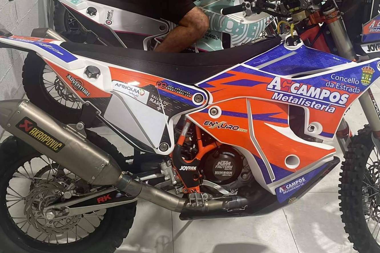 Plásticos y adhesivos de motocross para dar un nuevo aspecto a la moto