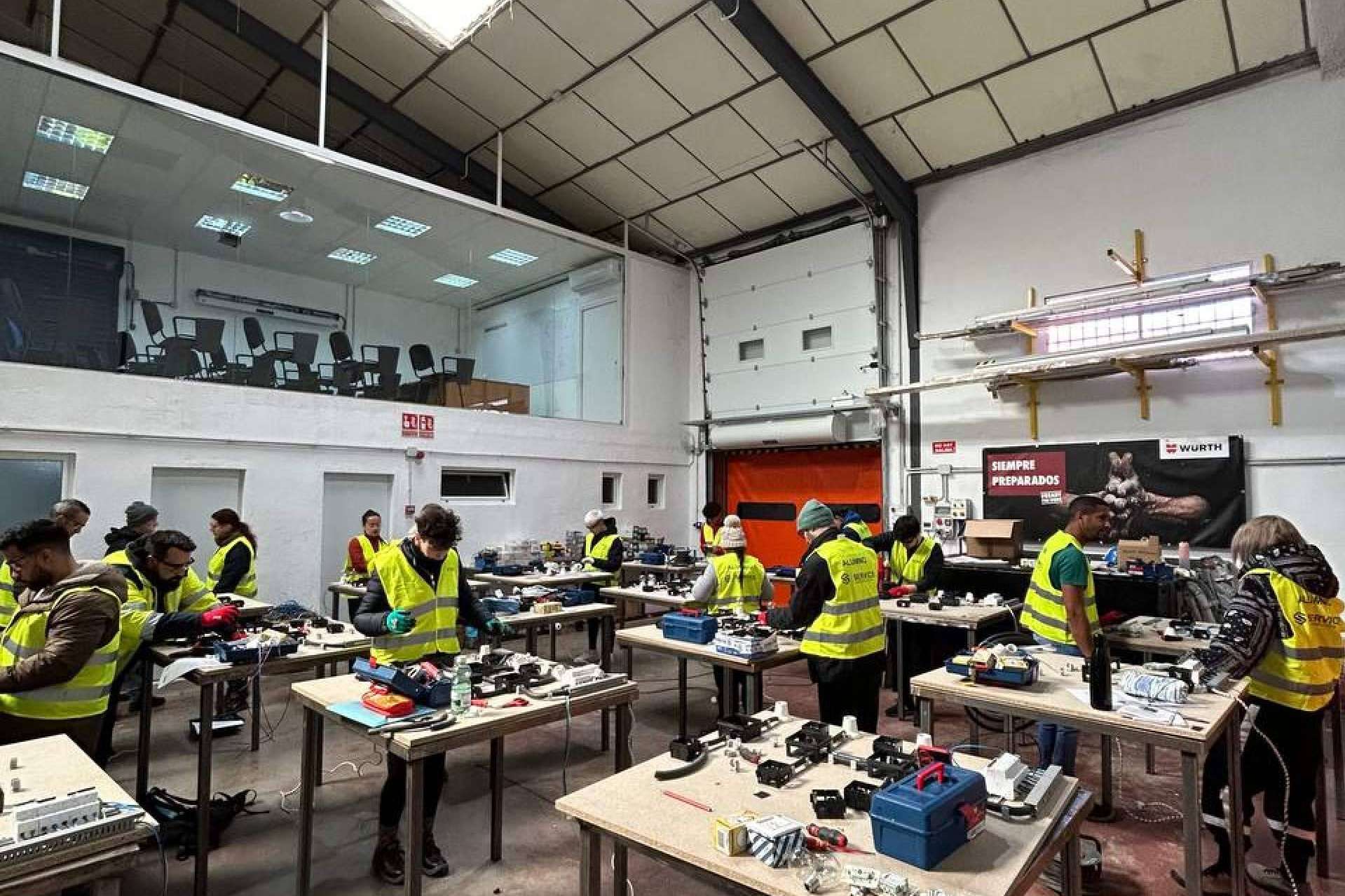 Servicedoor Formación ofrece formación en Técnico Auxiliar de Puertas Automáticas
