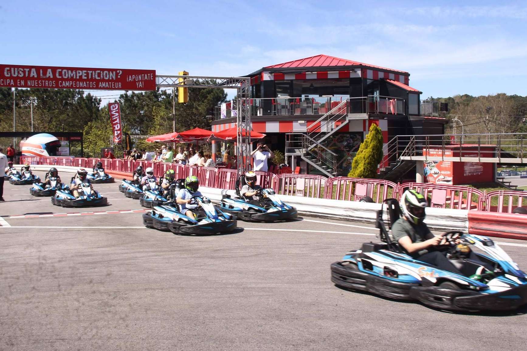 La emoción de ser piloto de carreras en el circuito de karting de Sanxenxo