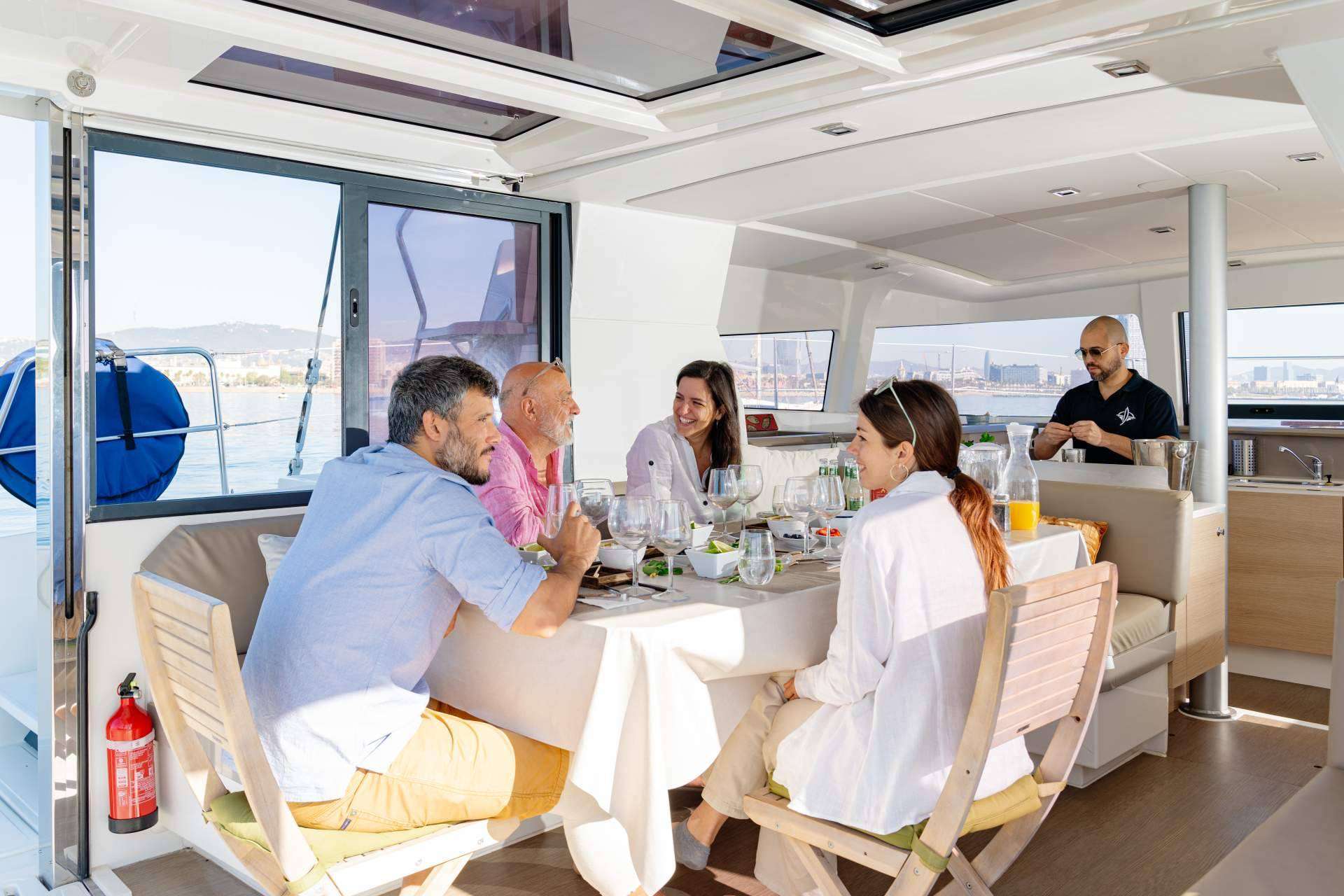 Disfrutar del Mar Mediterráneo con el alquiler de un catamarán privado en Barcelona