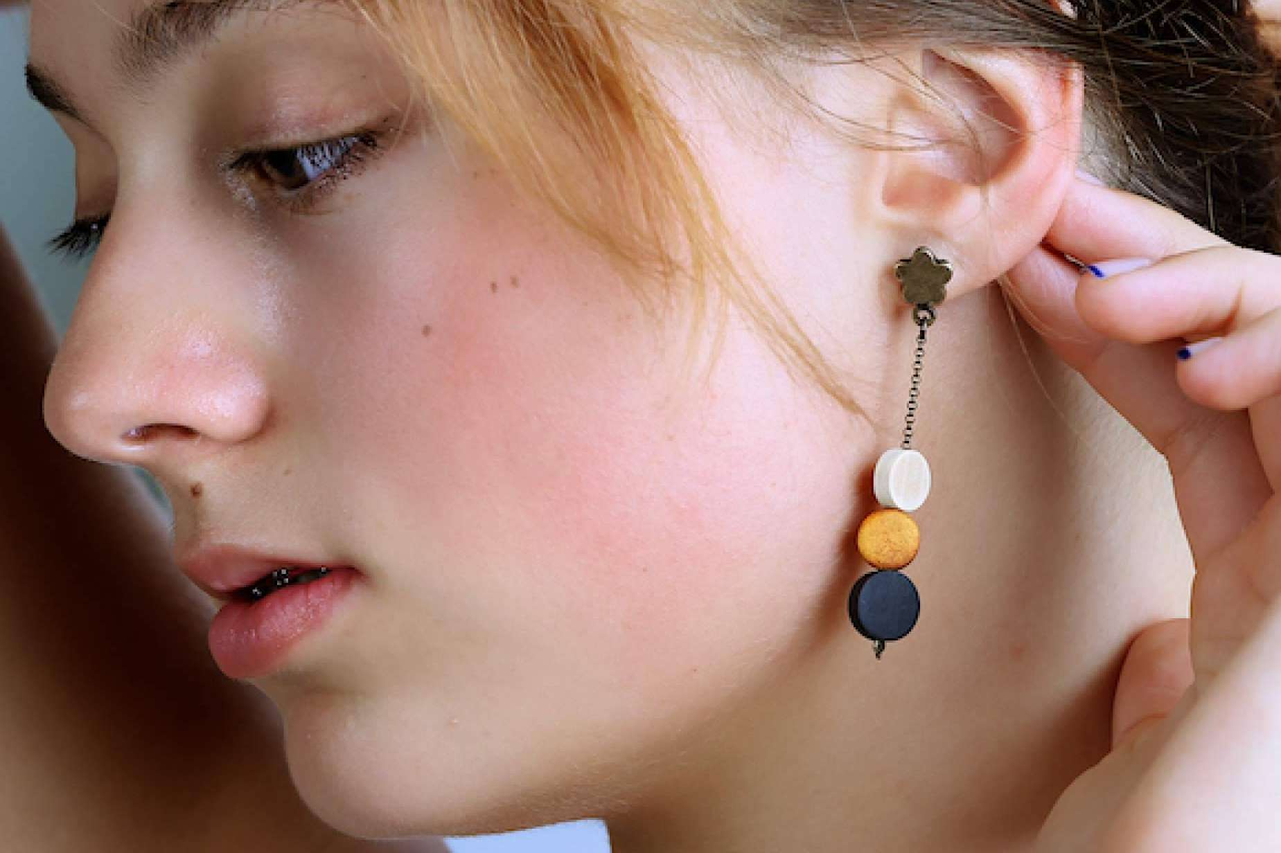 Consejos para elegir pendientes de madera según el tipo de escote, por Accesorios de Madera Joyas