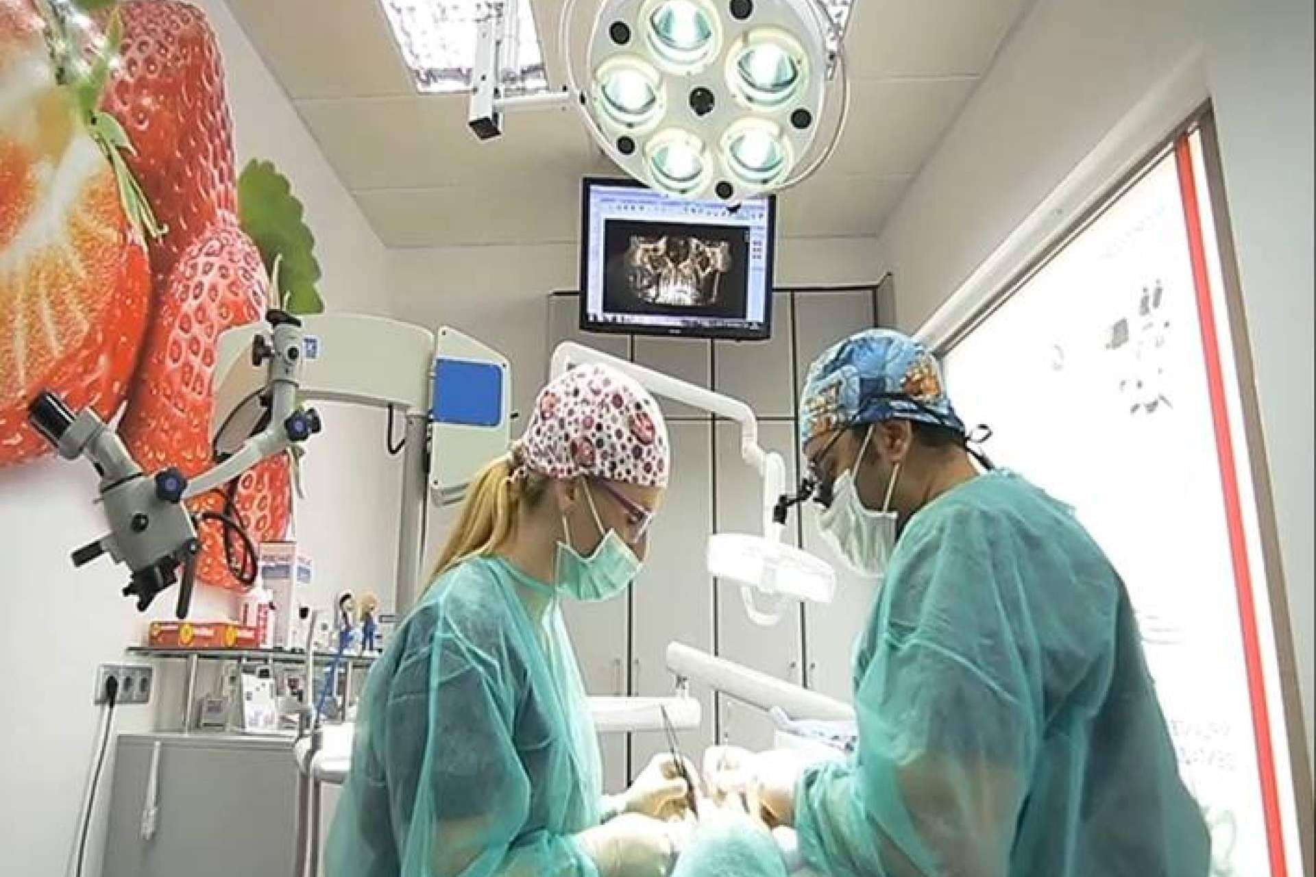 Dental Implantologie, donde se combina un equipo de expertos con tecnología avanzada en odontología