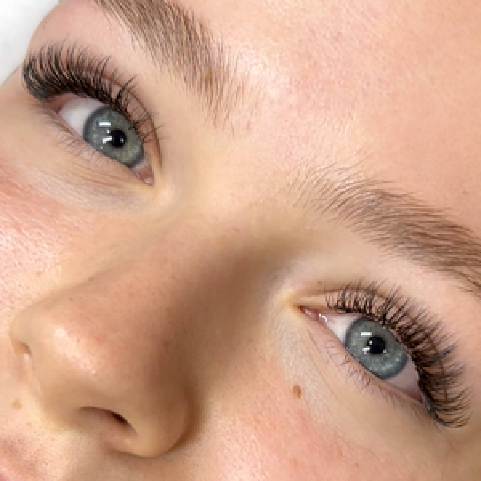 Extensiones de pestañas y el modelo de negocio de Lashes & Go