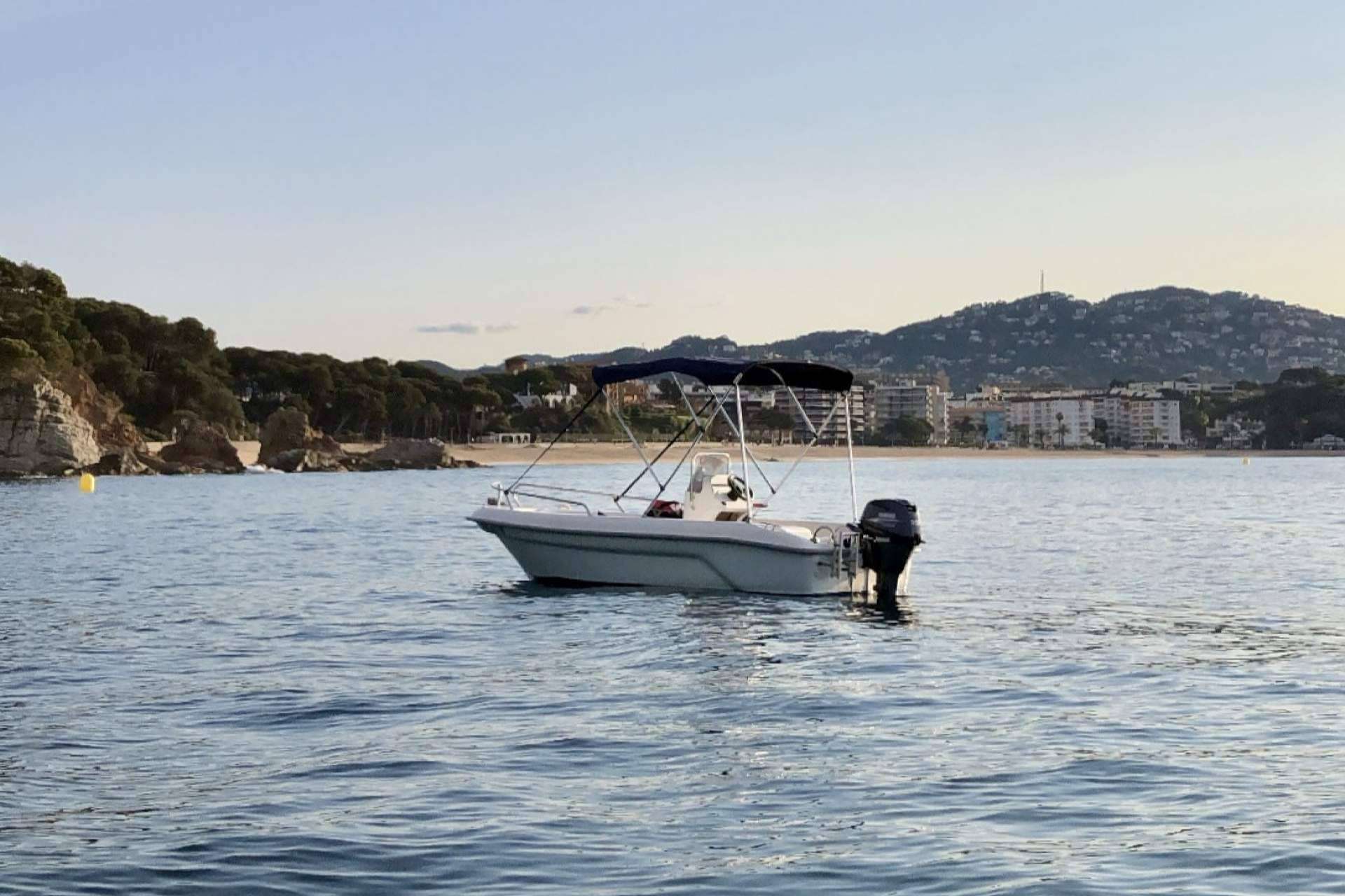 Navegar la Costa Brava sin necesidad de título