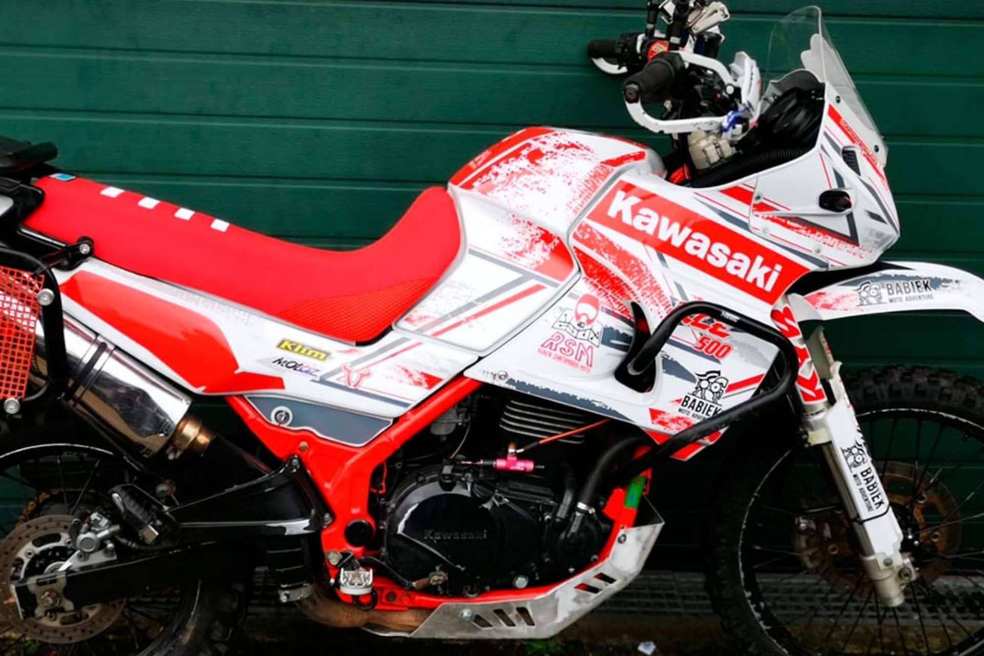 ADHESIVOSEMBARRADOS  dispone de kits de adhesivos para motos para destacar en cualquier competencia