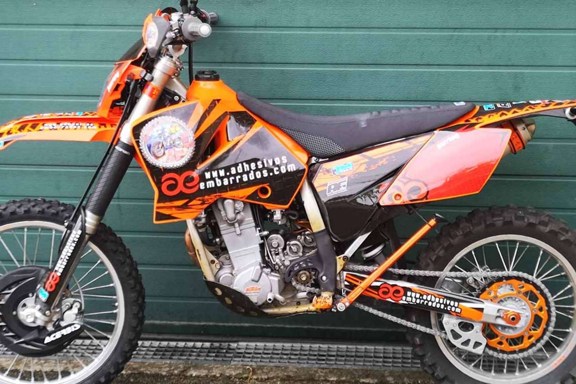 Los kits de pegatinas para moto de ADHESIVOSEMBARRADOS permiten conseguir un estilo único