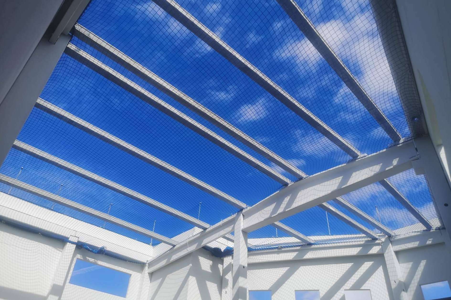 Prevención de caídas en el sector de construcción industrial con las redes horizontales de Redes y Protección