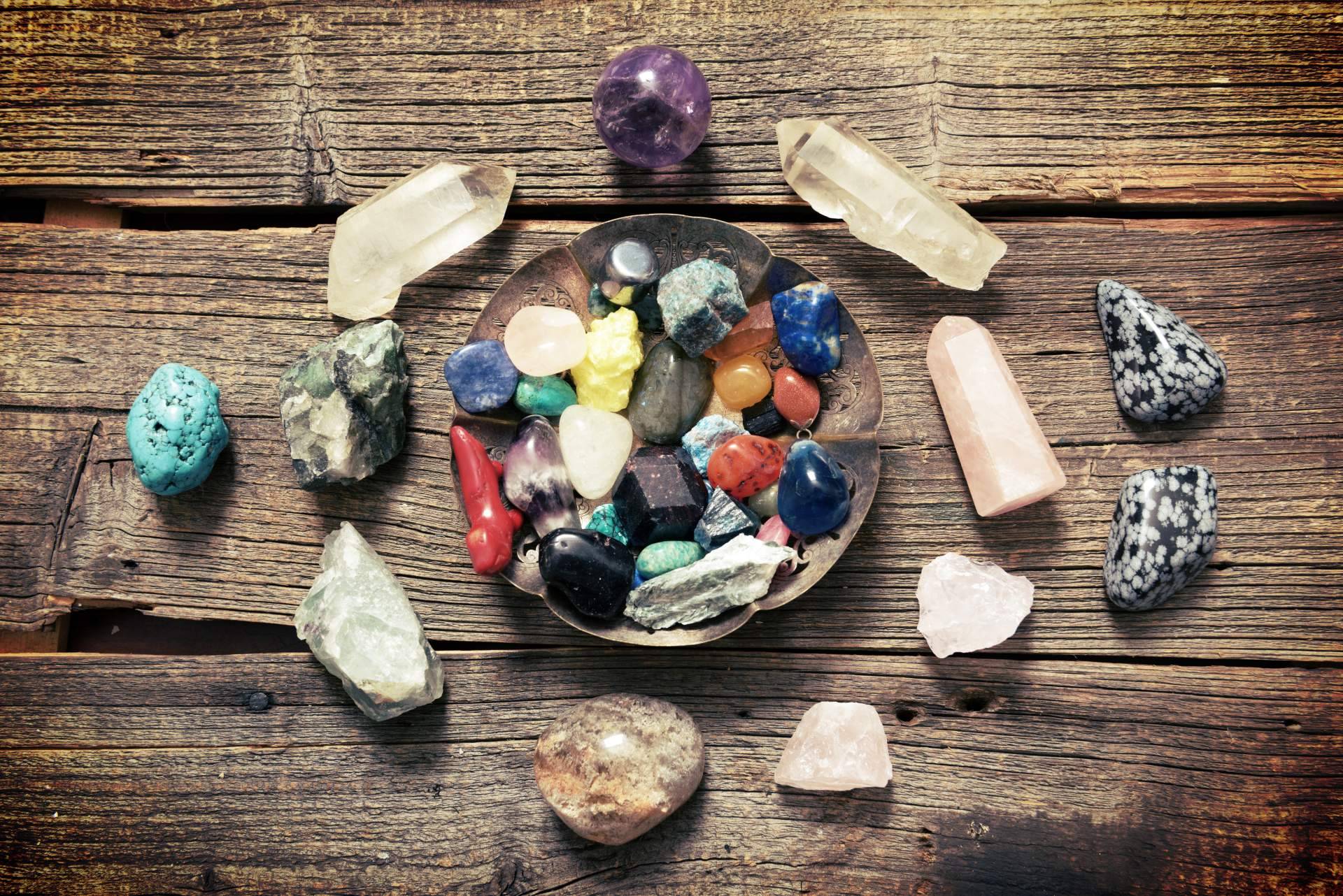 La importancia de un proveedor de confianza y cómo diferenciar piedras semipreciosas auténticas de sintéticas