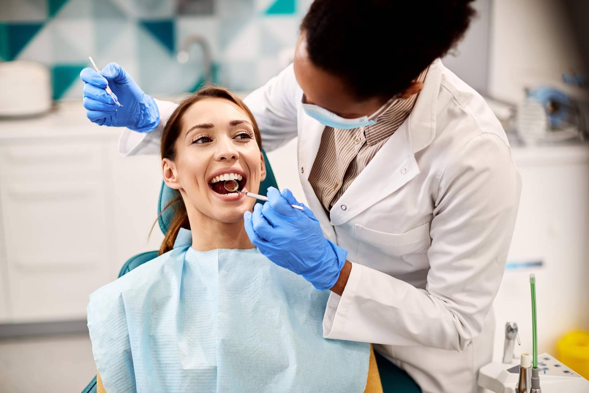 InterORALIA dispone de odontólogos especializados en ortodoncia invisible y aplicación de carillas dentales