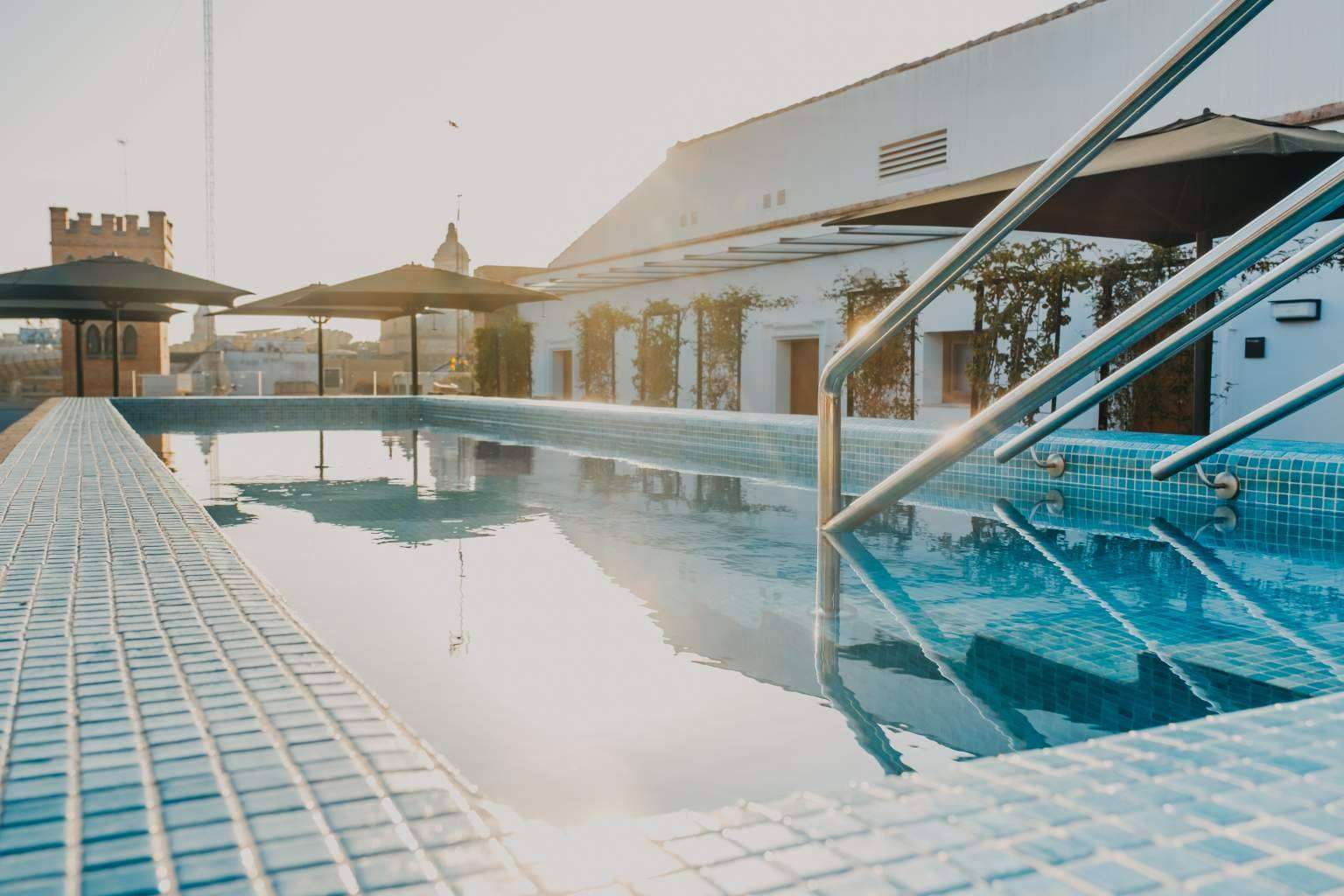 ¿Por qué elegir un hotel con piscina en las escapadas de interior?