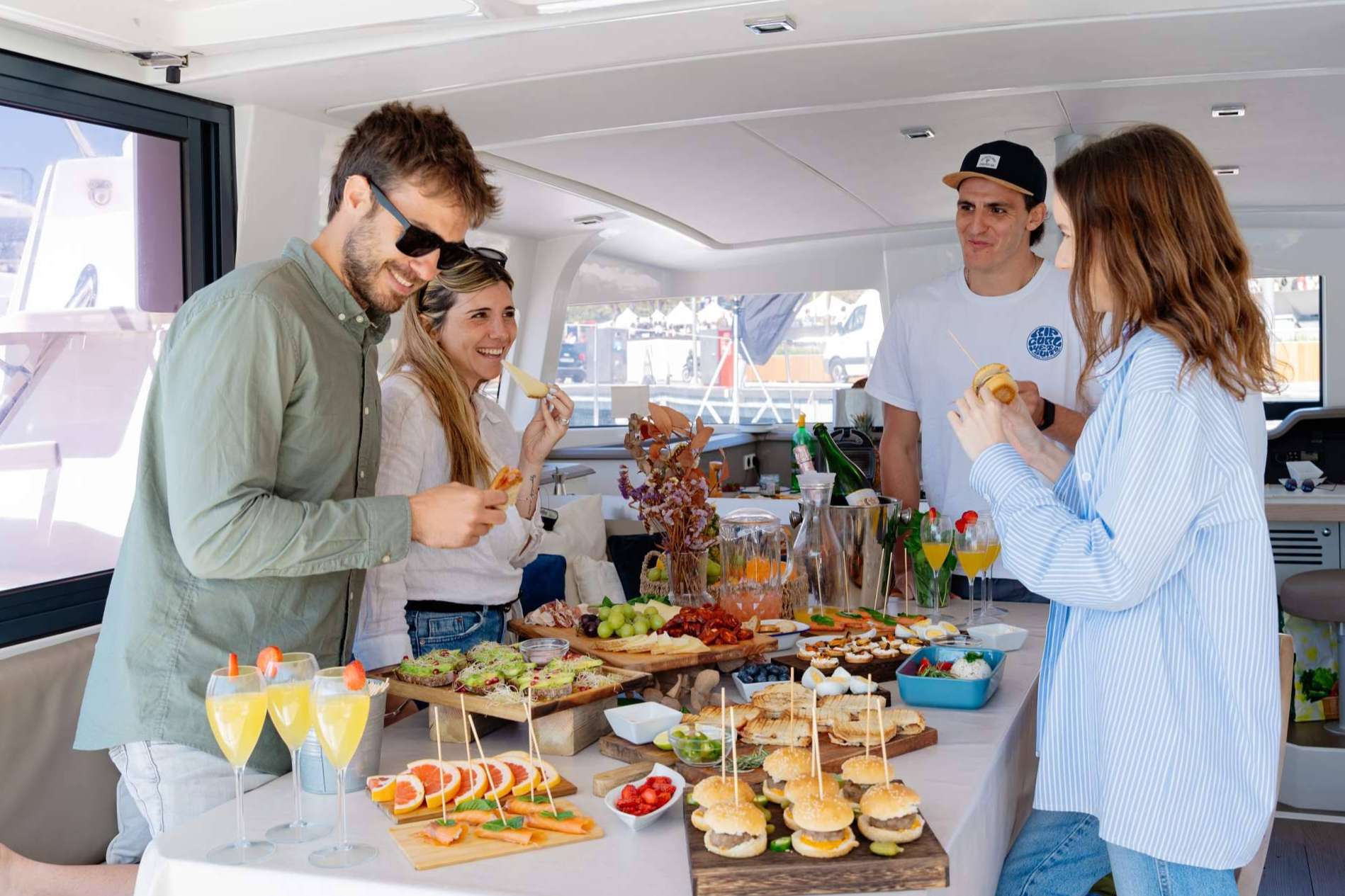 Una experiencia gastronómica inolvidable en Barcelona, a bordo del catamarán de lujo de Sondevela