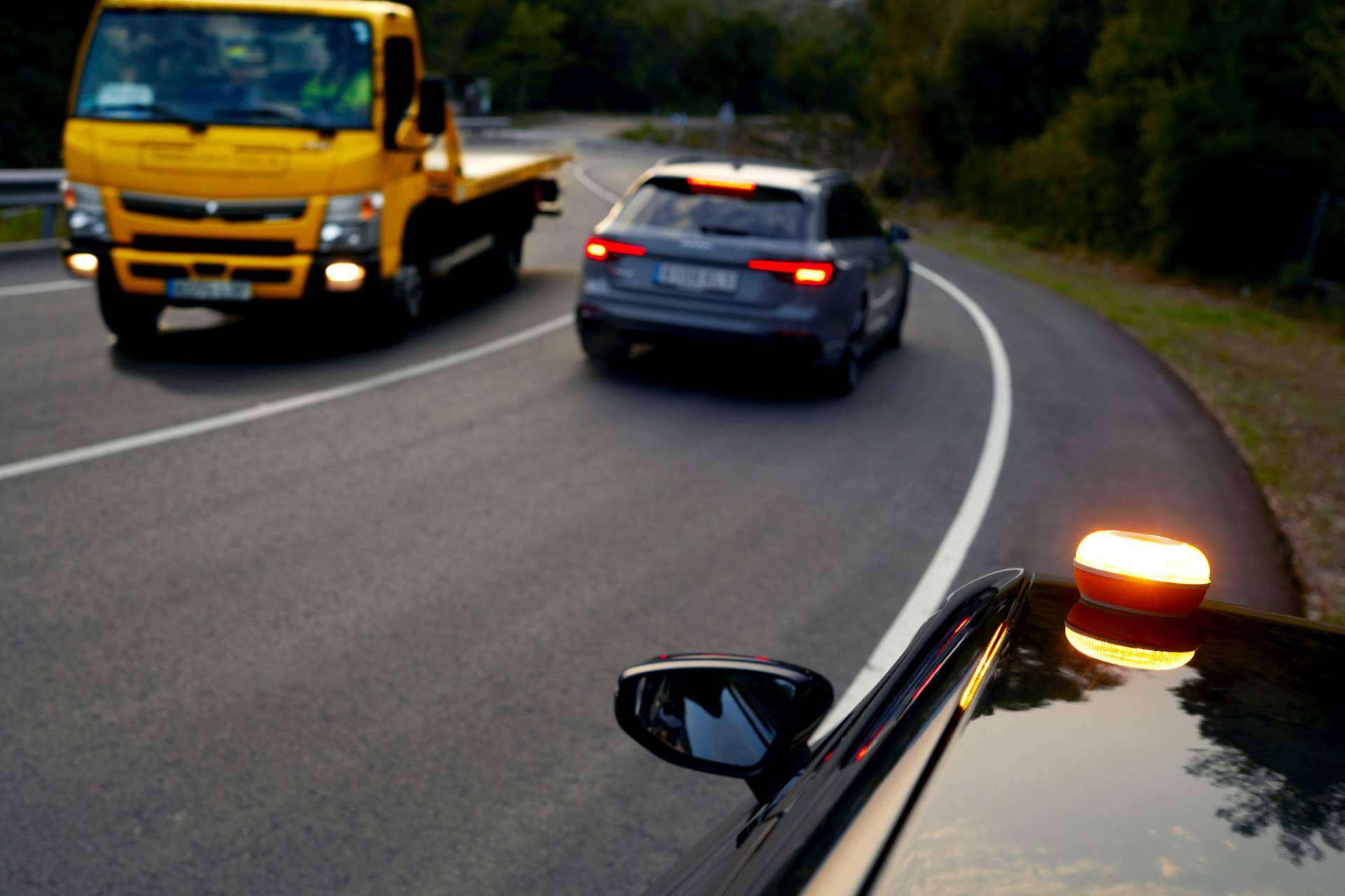 FlashLED SOS; Luz de emergencia V16 obligatoria para todos los vehículos excepto motocicletas