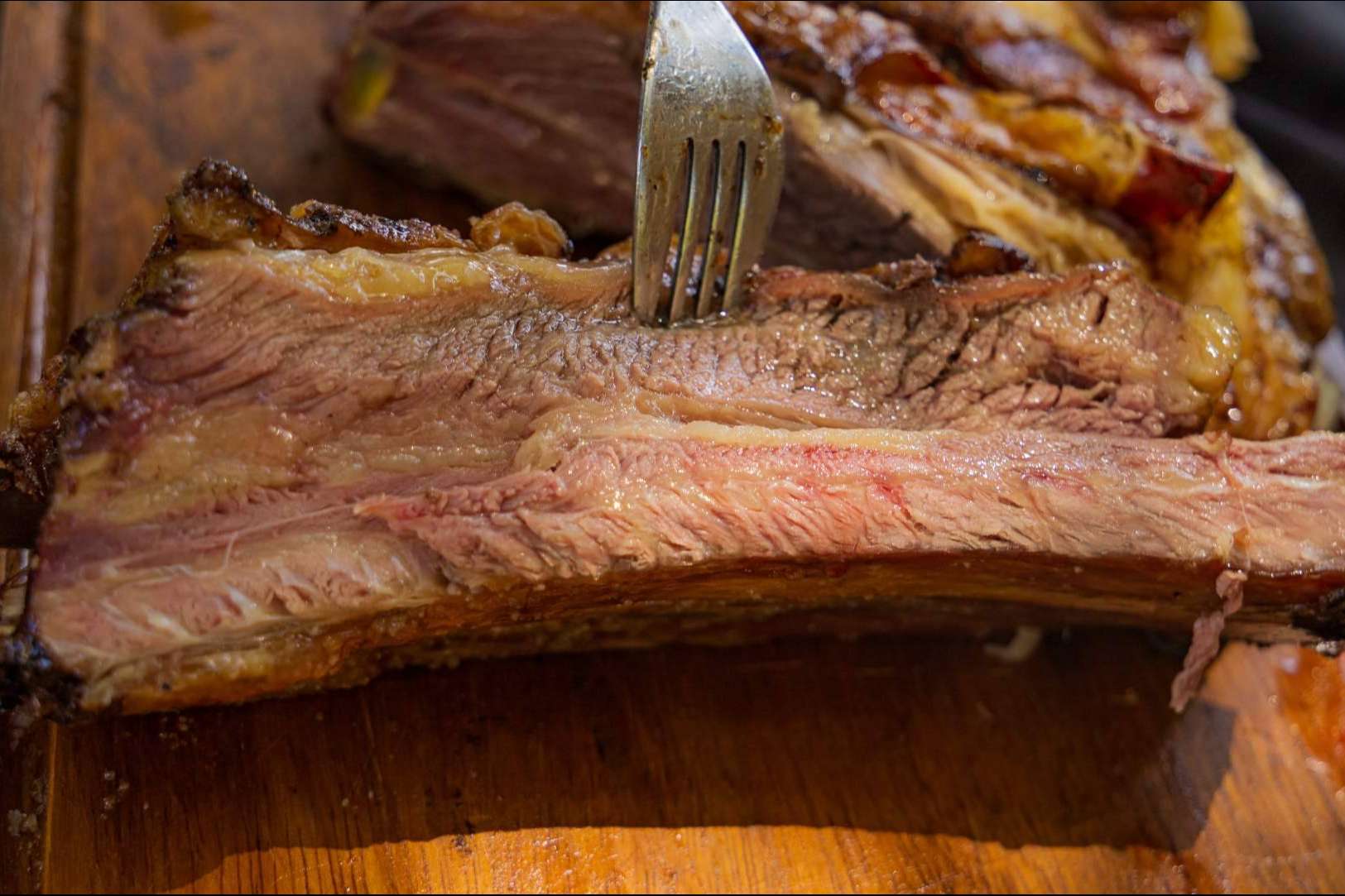 La tradición del asado argentino, un ritual de camaradería y sabor