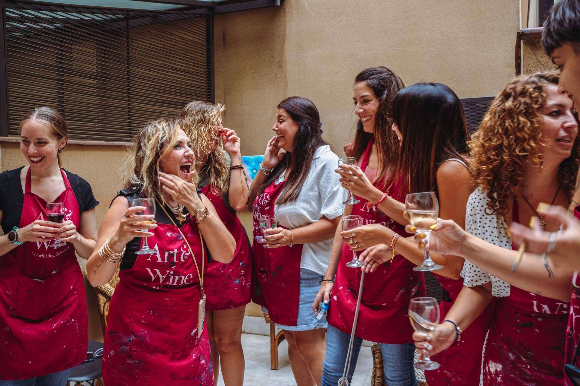 Disfrutar de una fecha especial con clases de pintura y vino en Madrid con Art&Wine