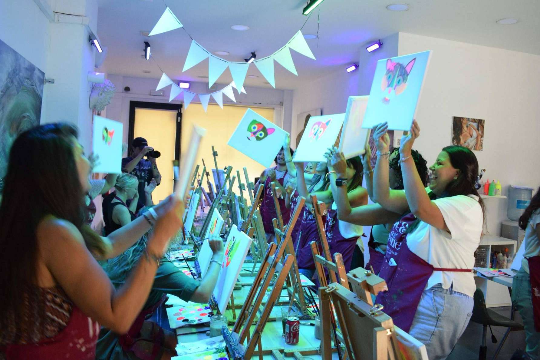 Pintar con vino en Madrid; Vivir la experiencia creativa de Art&Wine