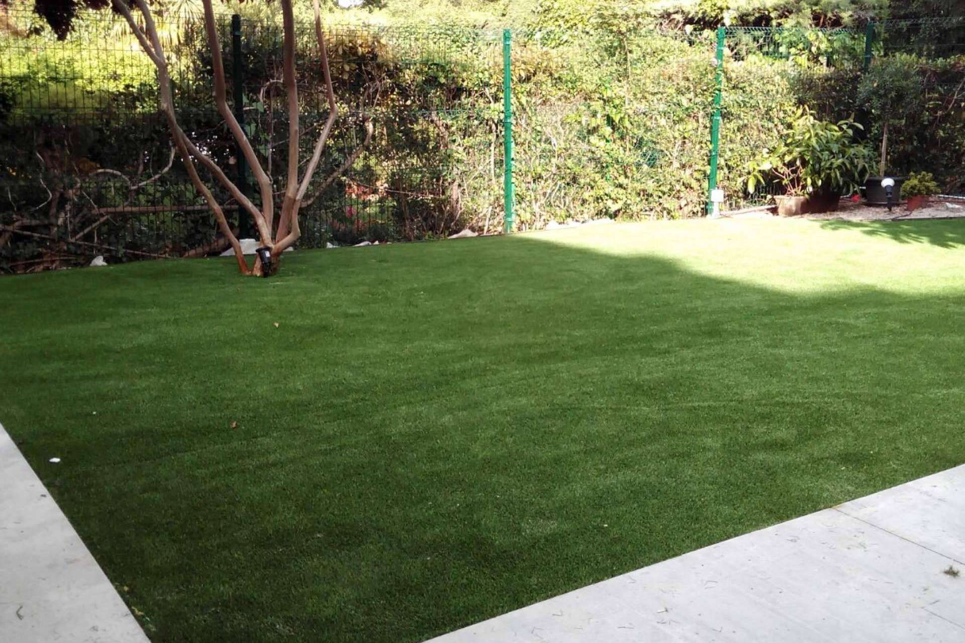 Césped artificial para disfrutar de un jardín impecable
