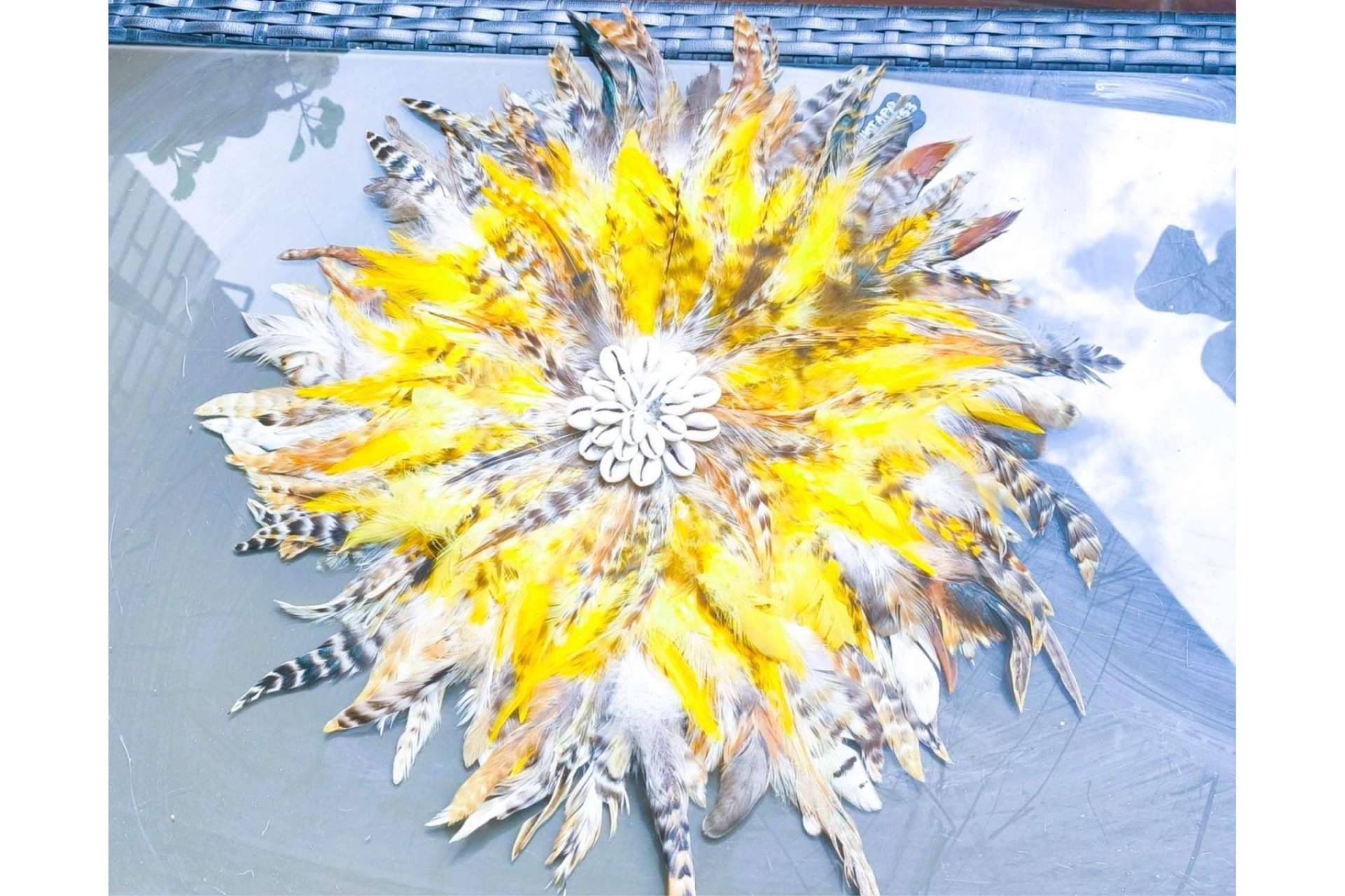 Juju hats; adornos de plumas para la decoración de pared, en la tienda online de Bali Jewels