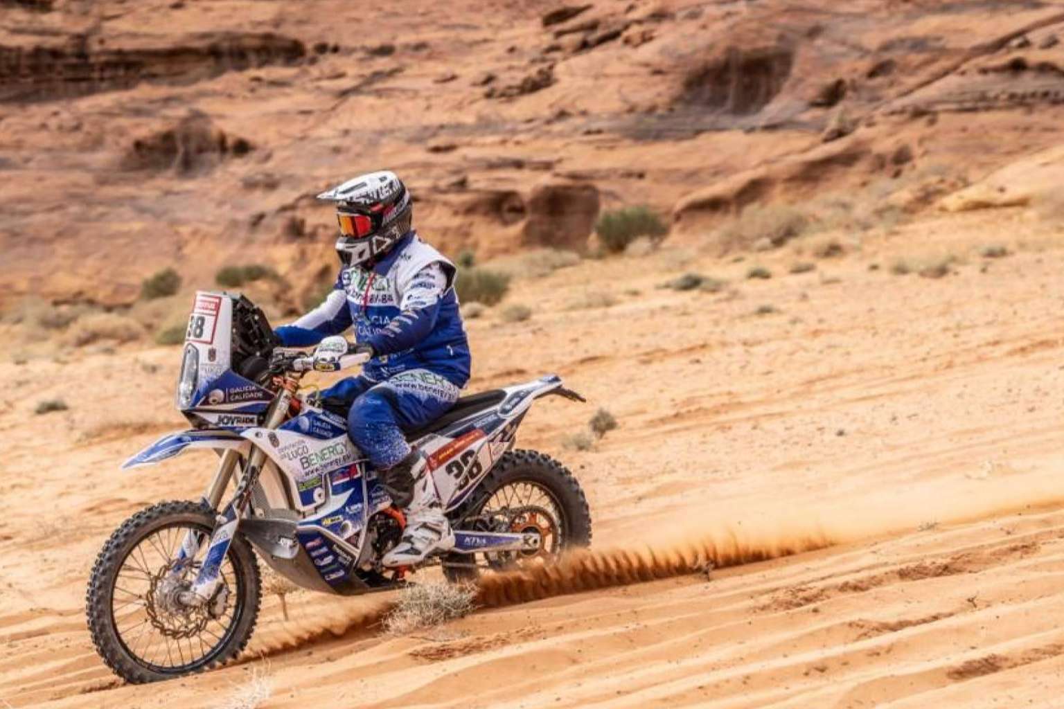 Personalización de motos con los kits de ADHESIVOSEMBARRADOS