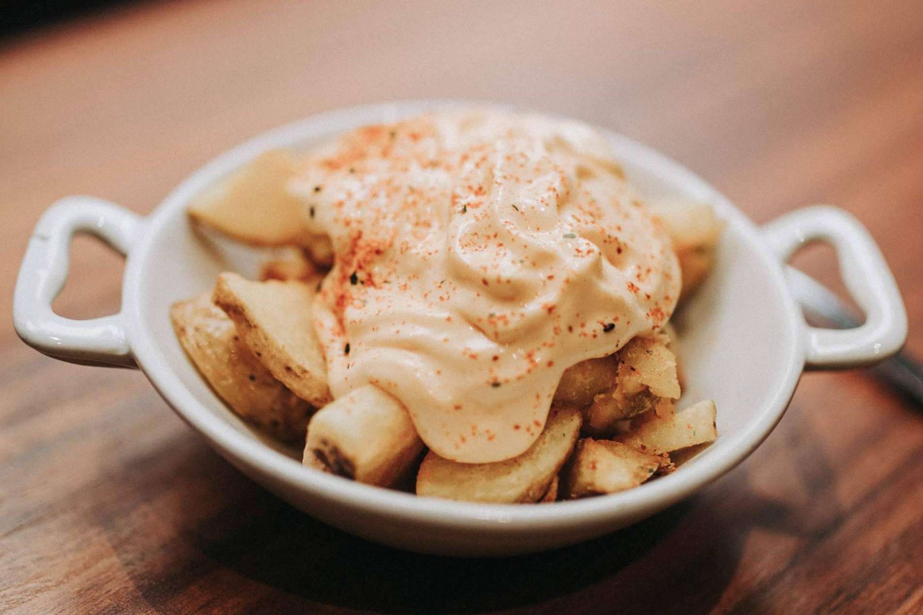 Casaamigos, el restaurante en Málaga donde probar sus famosas patatas bravas
