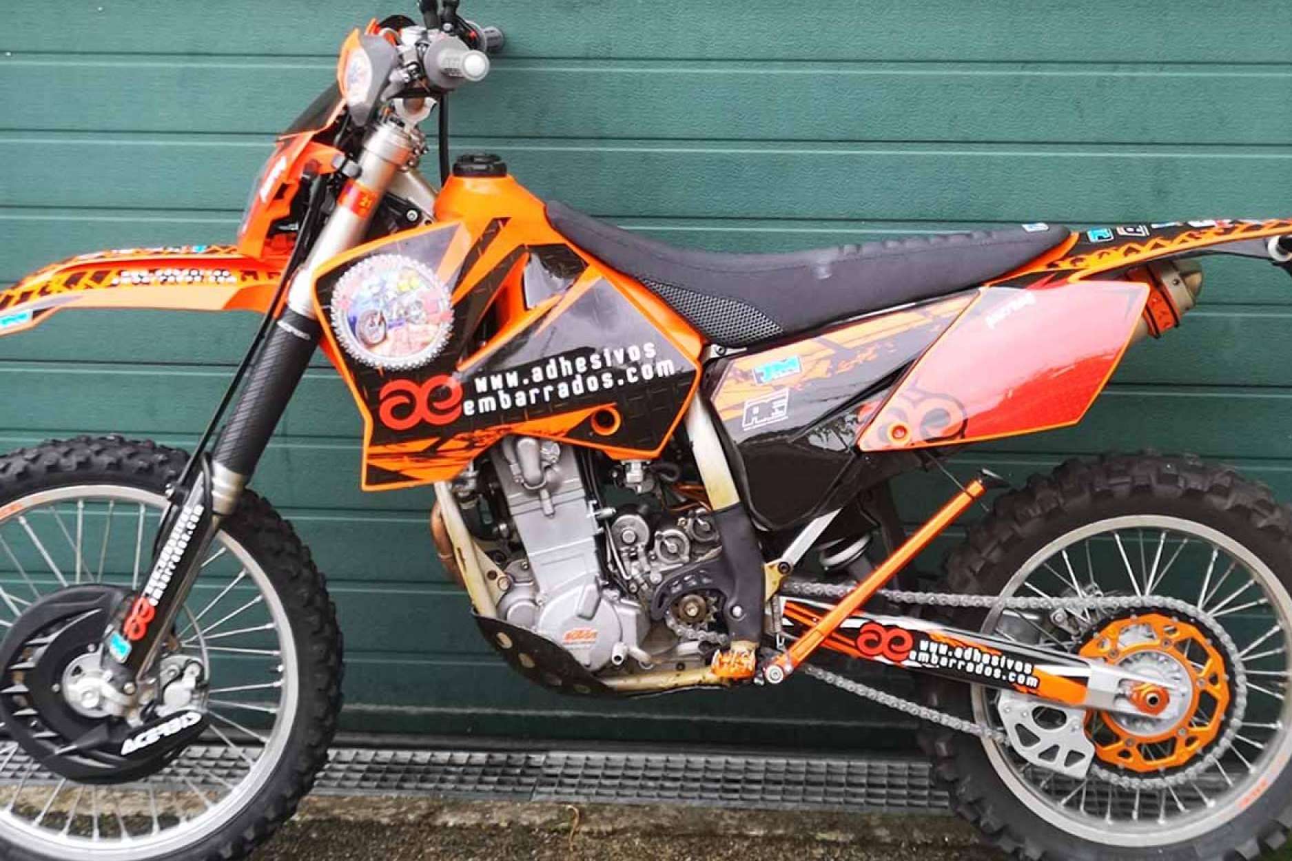 ADHESIVOSEMBARRADOS ofrece la oportunidad de renovar la imagen de una moto con sus pegatinas personalizadas