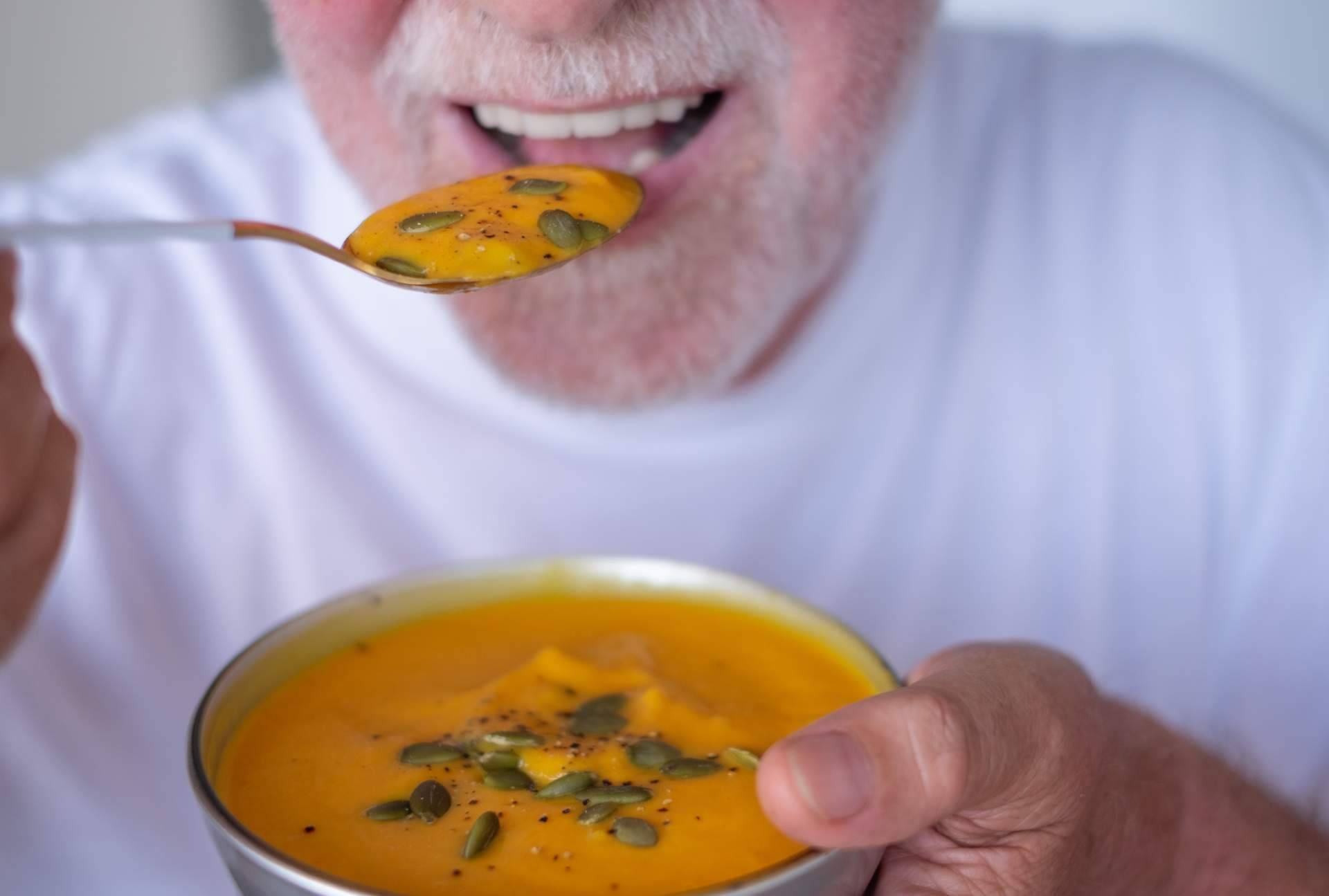 La alimentación equilibrada y su impacto en el bienestar de los adultos mayores