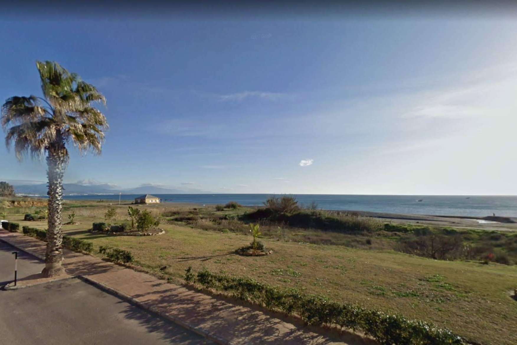 Subasta de exclusivo solar frente al mar en Manilva; una oportunidad única de inversión