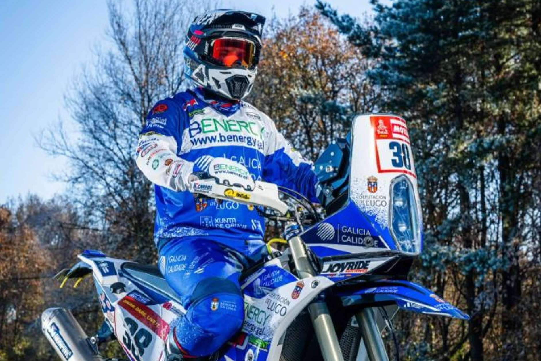 Soluciones únicas en adhesivos personalizados para motos y quads con ADHESIVOSEMBARRADOS