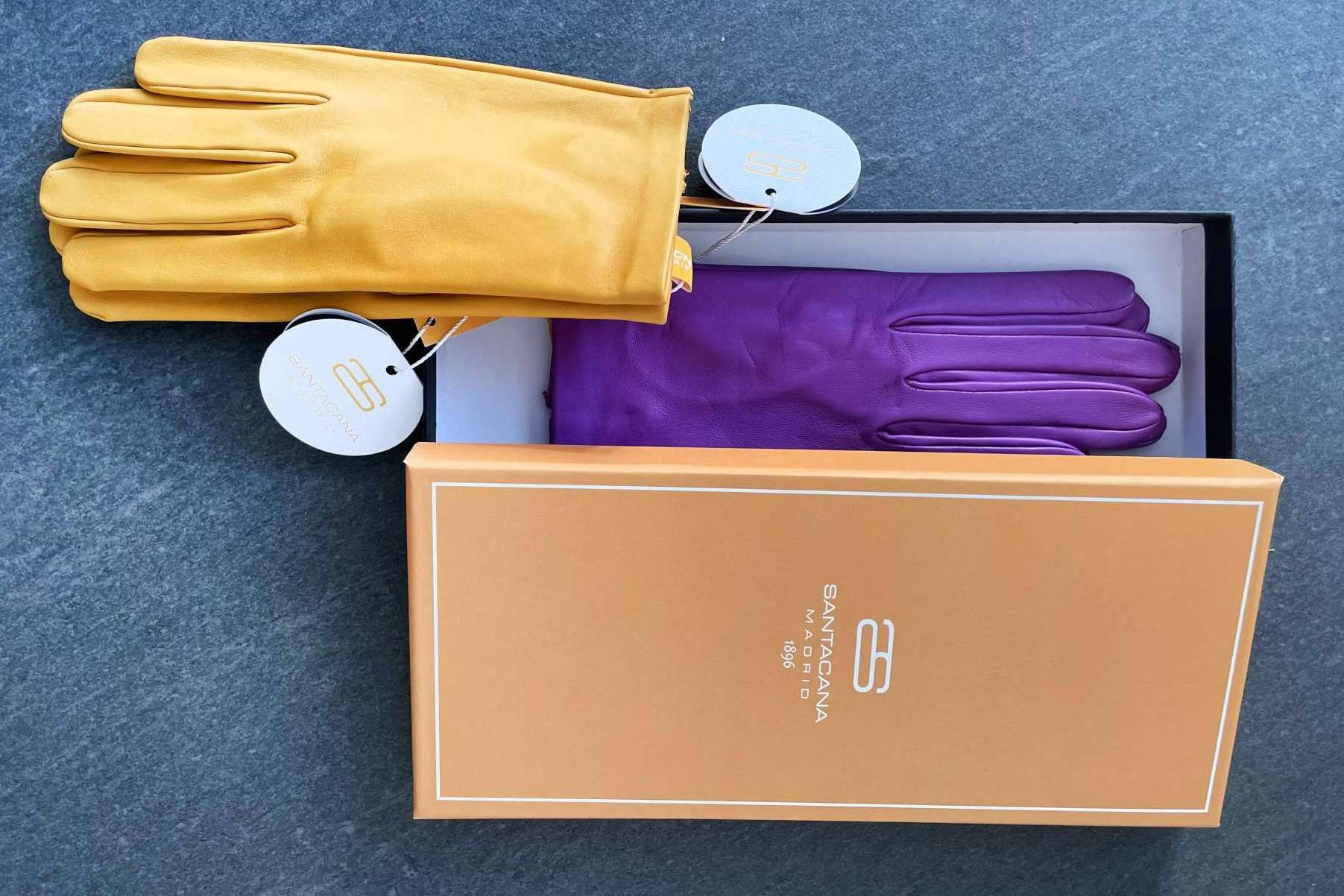 Regalar guantes, tradición y elegancia para hombre y mujer esta Navidad con Santacana