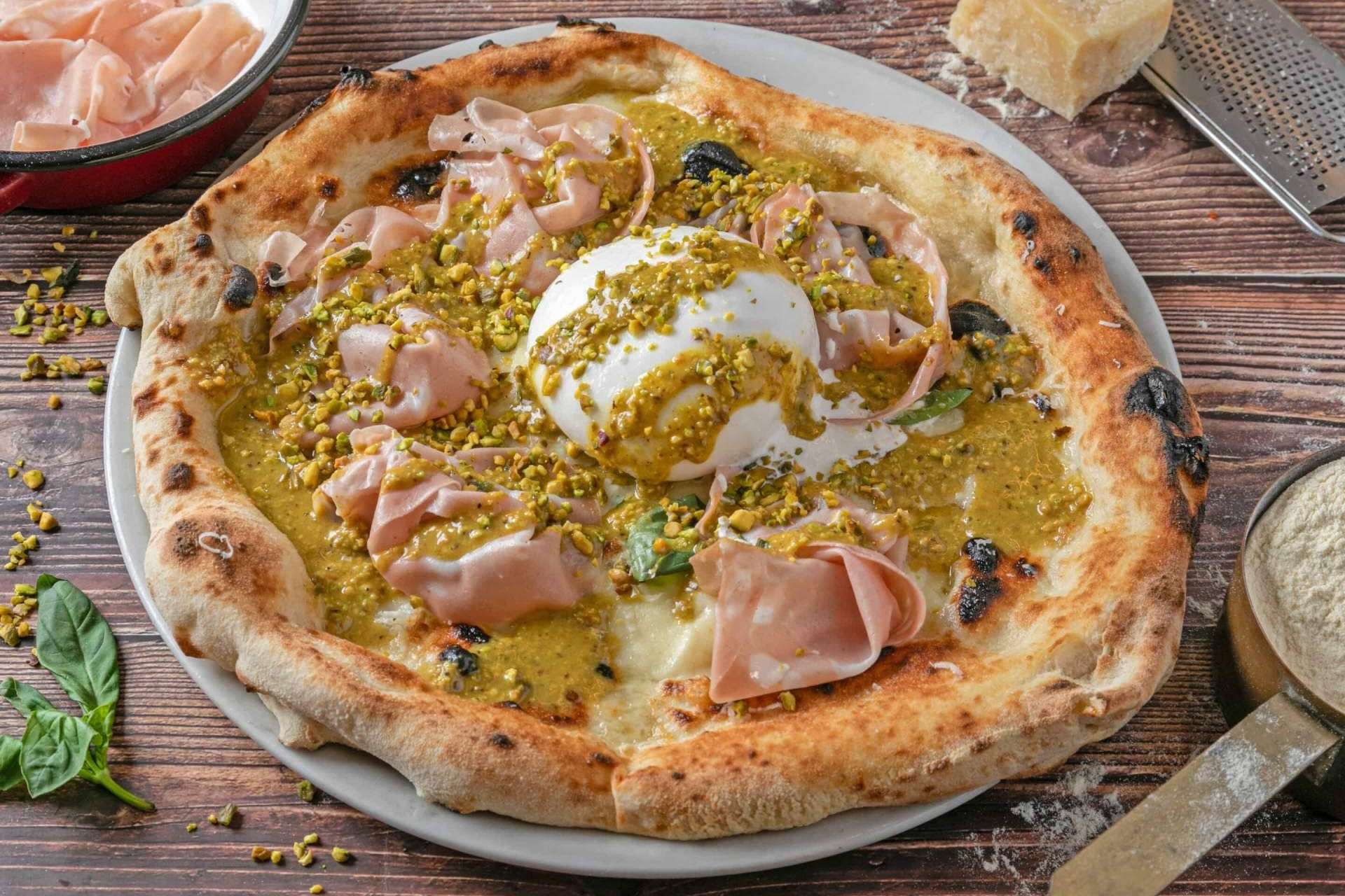 Spaccanapoli Da Daniele eleva la pizza burrata a un icono culinario en Barcelona