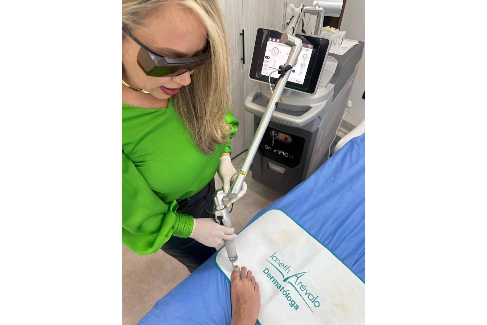 Tecnología de avanzada en el tratamiento de onicomicosis, láser Q-Switched con la Dra. Janeth Arévalo