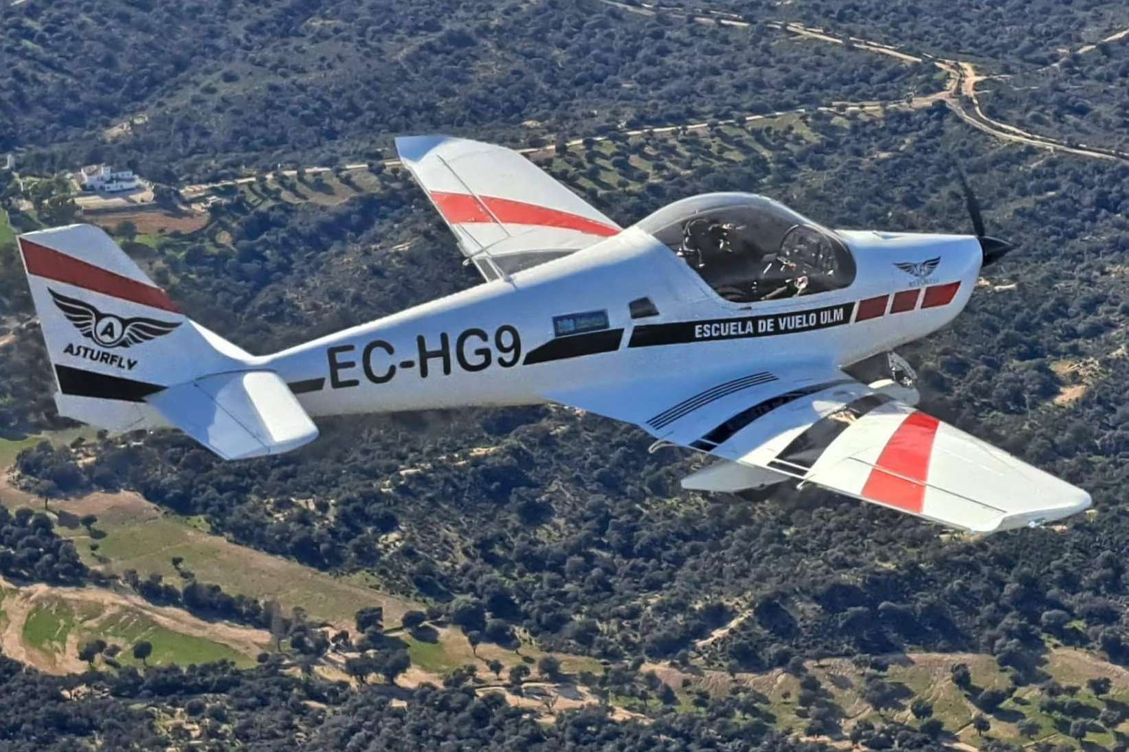 Vivir la experiencia de ser piloto por un día, desde la teoría hasta el vuelo en Asturfly