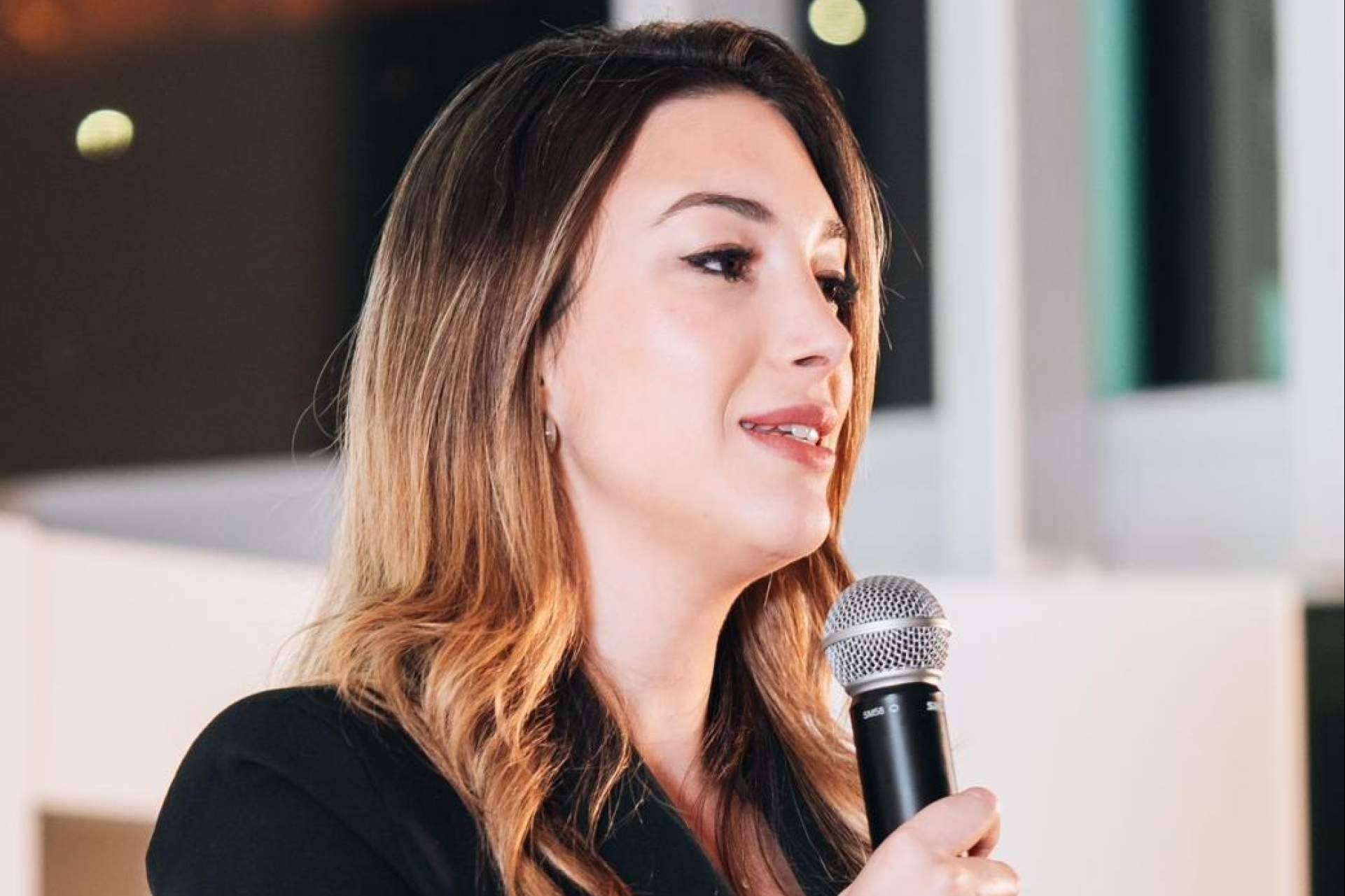 La versatilidad de Claudia Raymat; del periodismo a la gestión de crisis y el mundo foodie