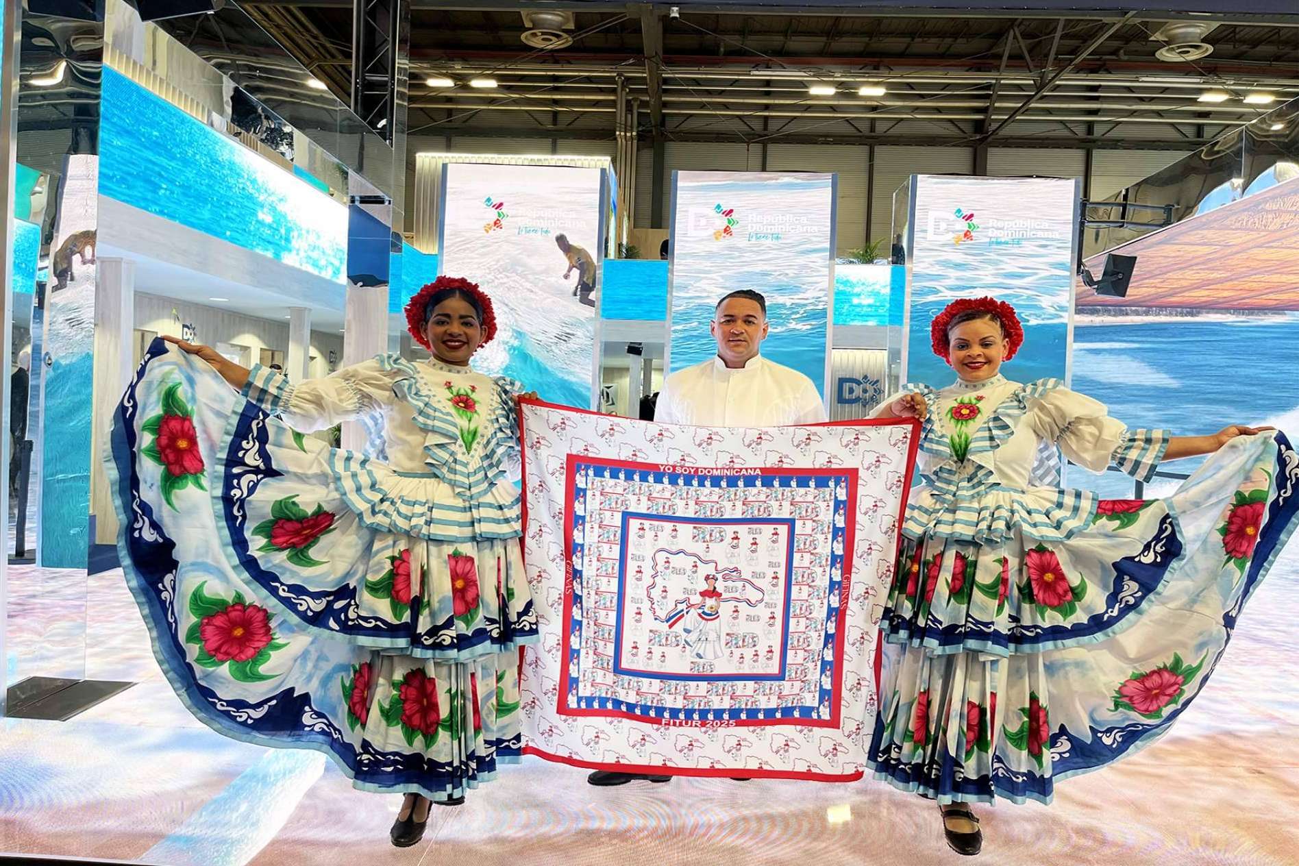 El pañuelo Fitur 2025 diseñado por Gifinas rinde homenaje a la riqueza cultural de República Dominicana