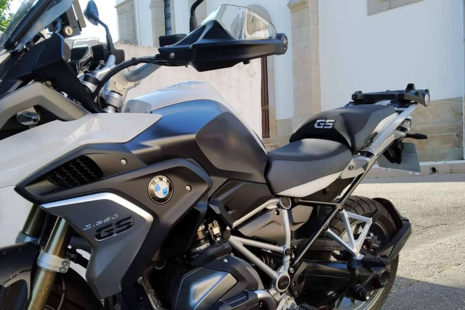 JM-FUNDAS mejora la experiencia de conducción con su Pack Confort para asientos de moto