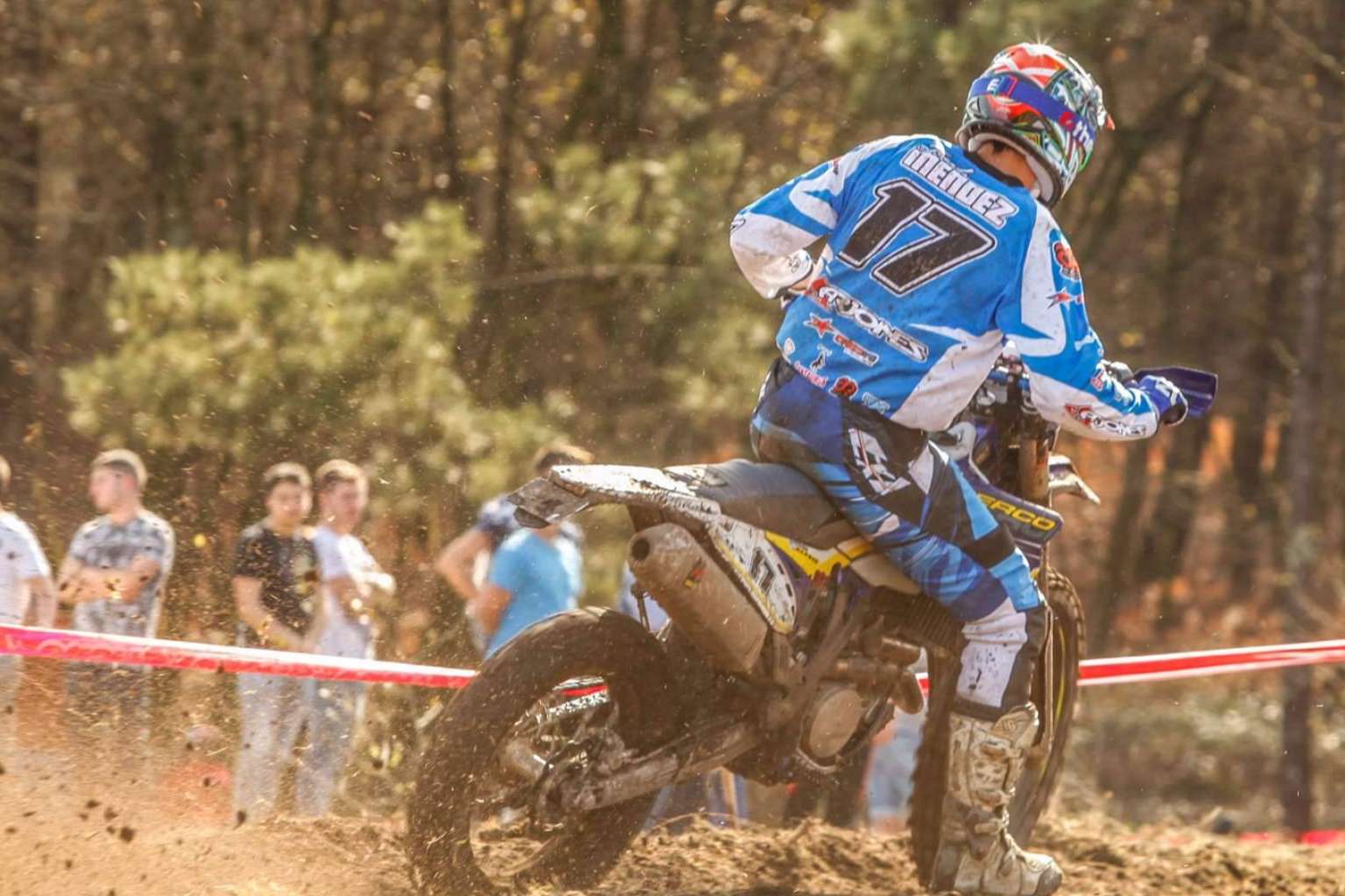 Confort, resistencia y estilo, la nueva camiseta de motocross de ADHESIVOSEMBARRADOS ya disponible