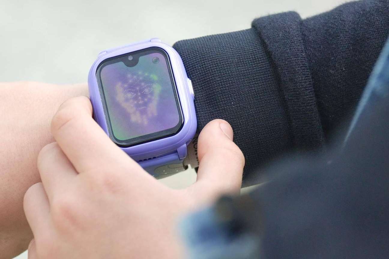 SaveFamily lanza un smartwatch con inteligencia artificial segura para niños