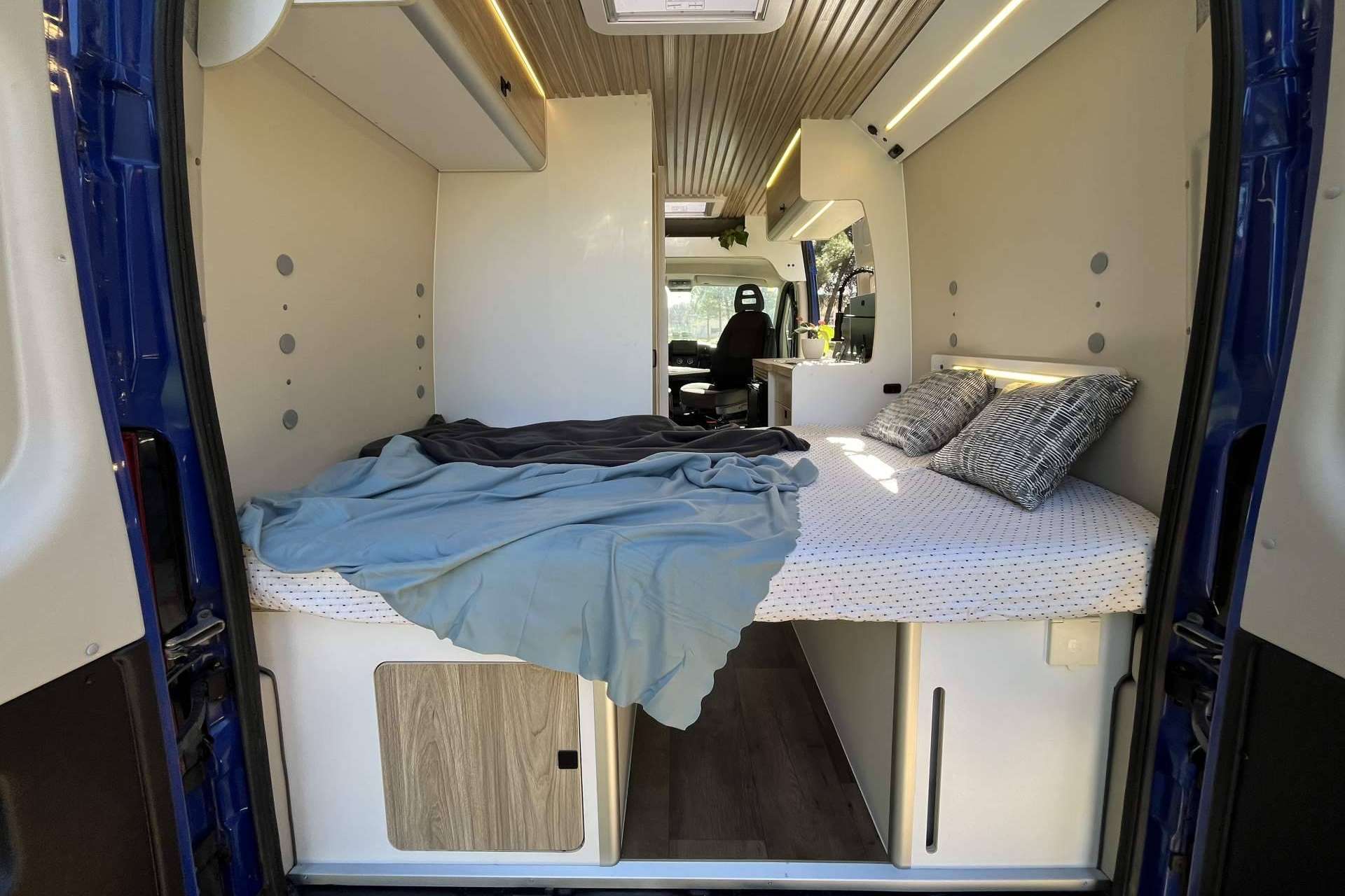 Fabricamper, especialistas en la camperización de furgonetas en Madrid con un servicio personalizado y profesional