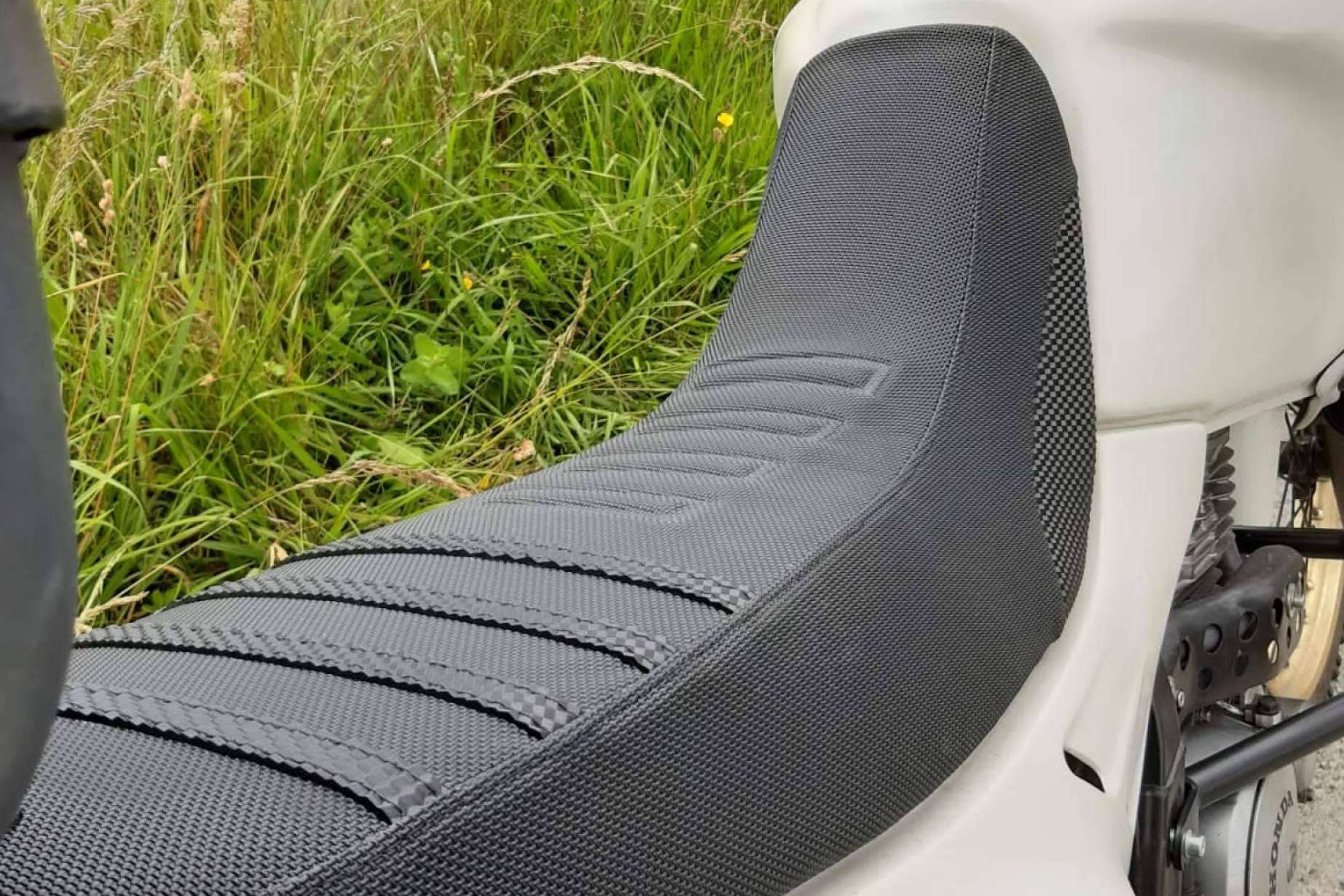 Tapizar asiento de moto con JM-FUNDAS; personalización y ergonomía a medida