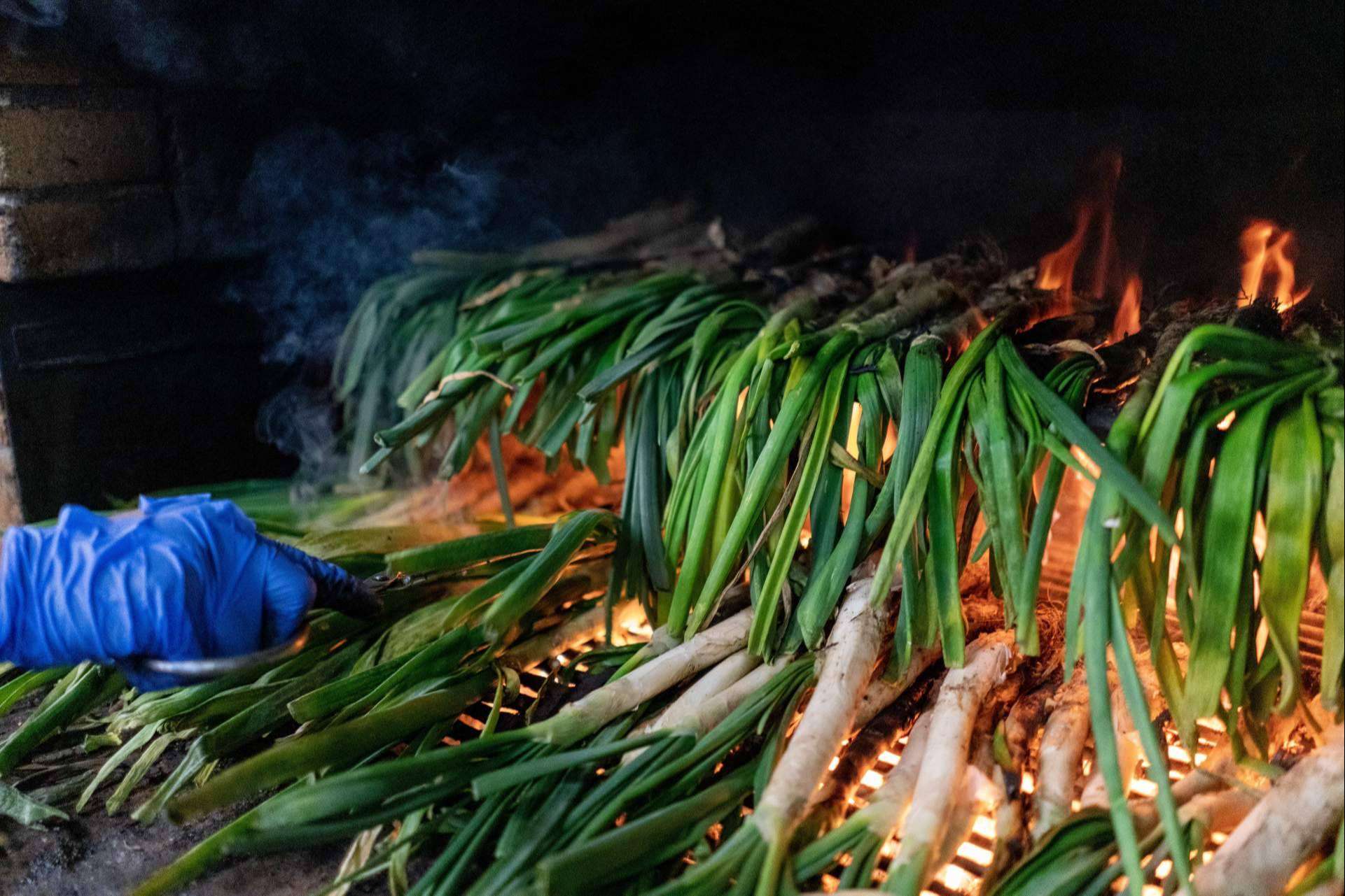 Calçots, brasa y buen ambiente; Pasa Tapas presenta su menú calçotada en Barcelona