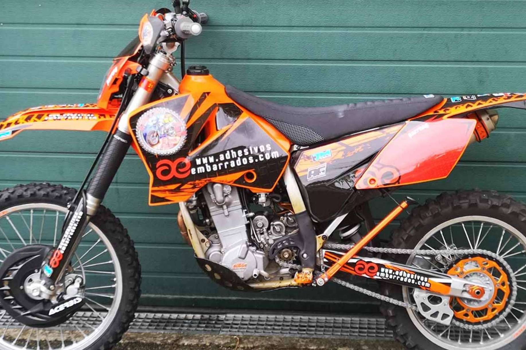 ADHESIVOSEMBARRADOS redefine el diseño de adhesivos personalizados para motos de campo