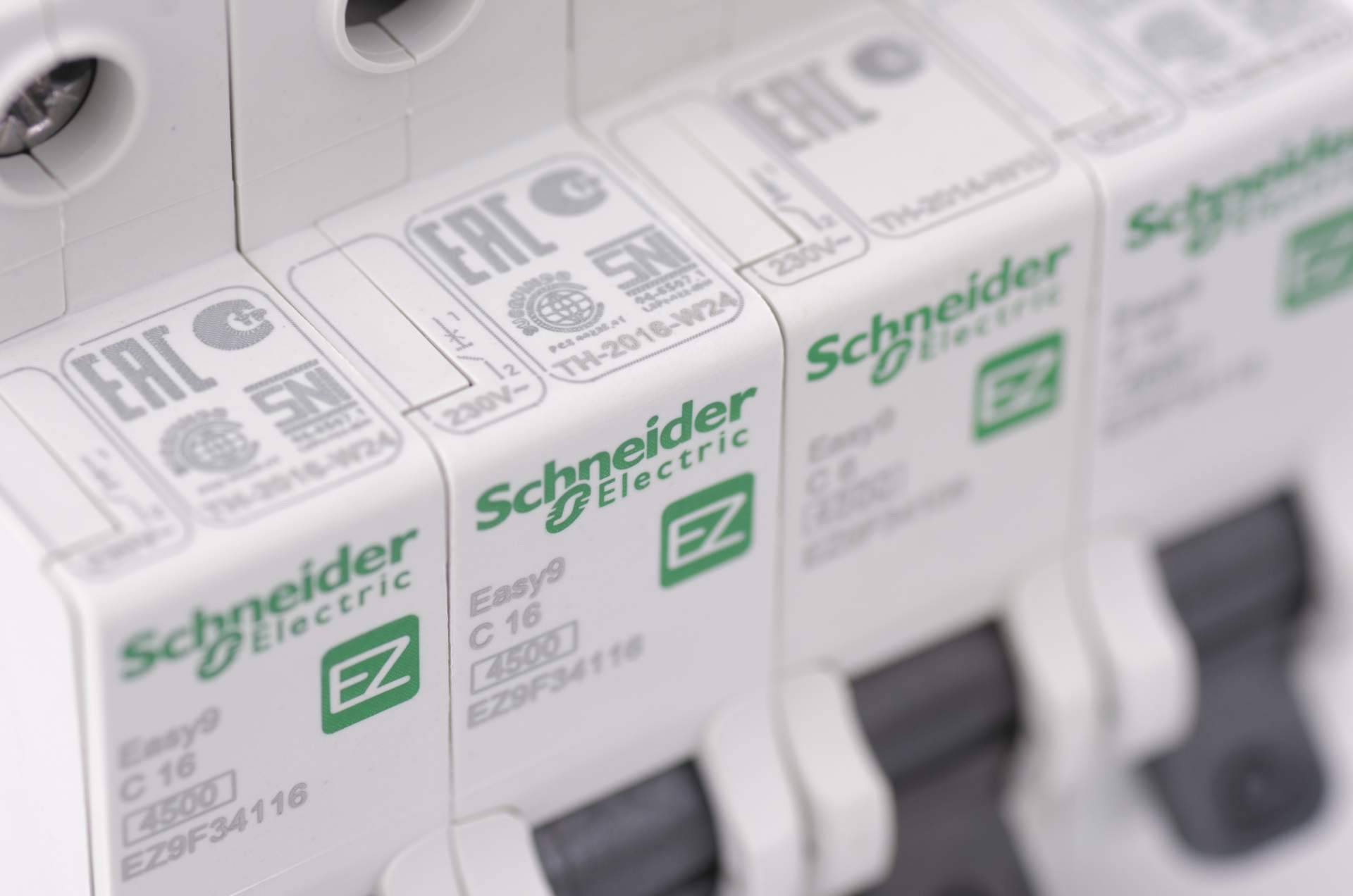 Cadenza Electric incorpora productos Schneider Electric con disponibilidad inmediata y precios ajustados