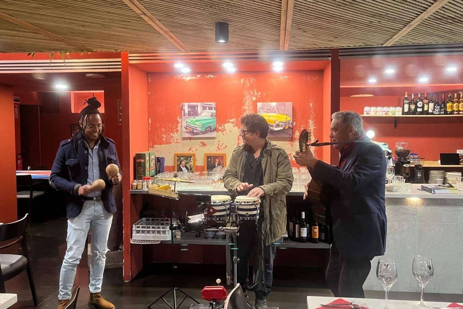 Gastronomía, música y alma cubana en las noches temáticas de Son's Cubanos