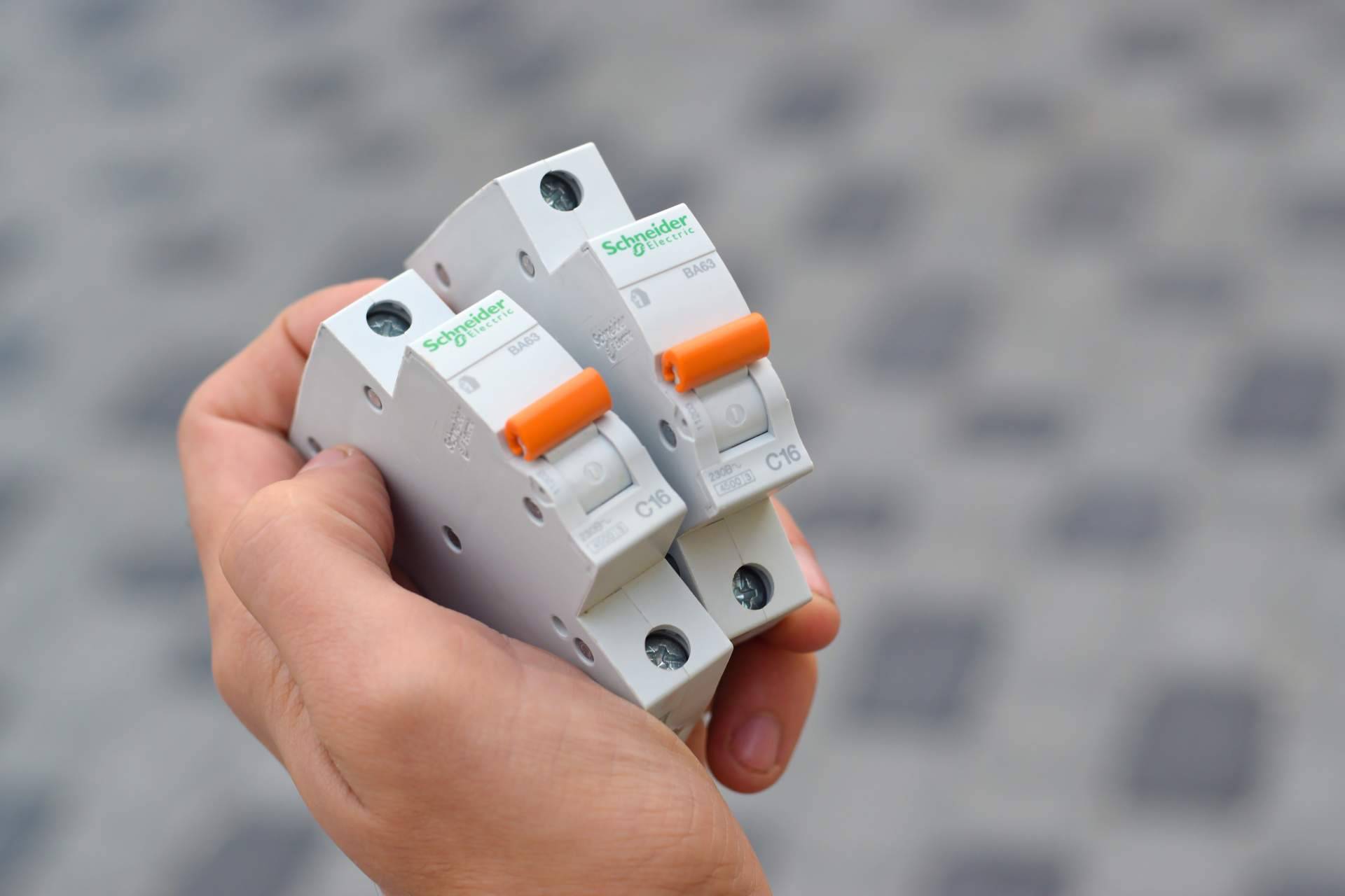 Cadenza Electric amplía su catálogo con soluciones de material eléctrico Schneider Electric de alta eficiencia