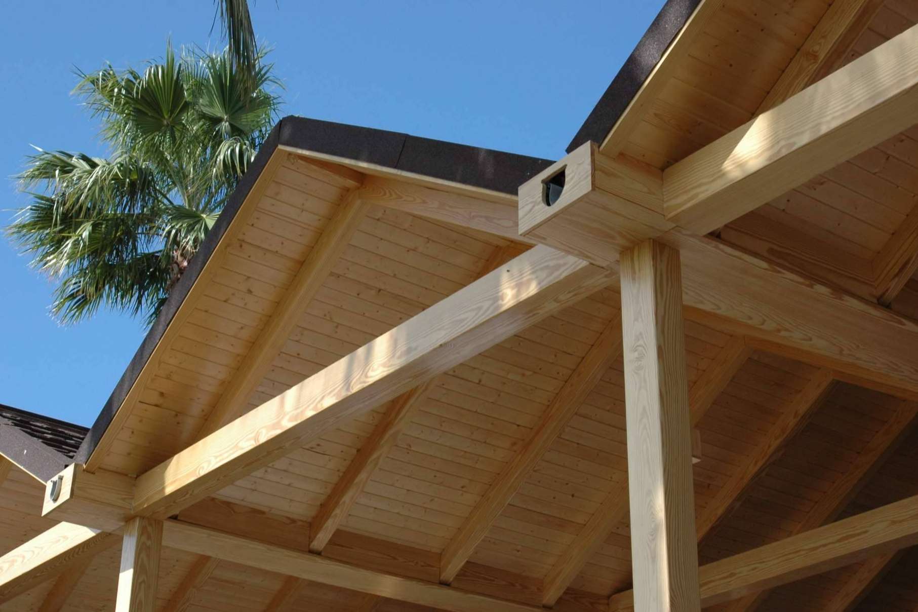 Porches con encanto y terrazas protegidas en verano gracias a los paneles Caliplac