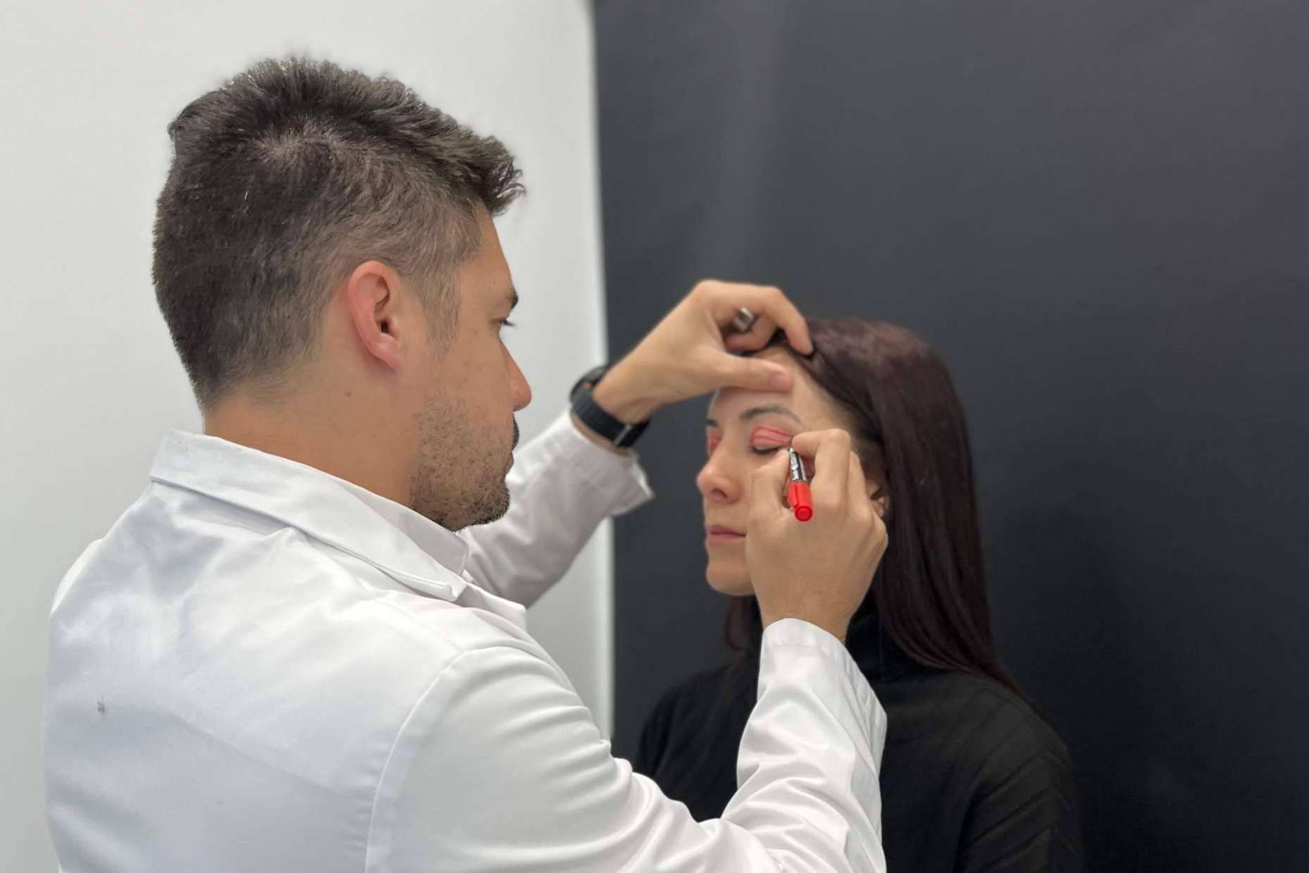 El exceso de piel en los párpados se elimina con EyeEvolution360, la blefaroplastia avanzada de 360Clinics