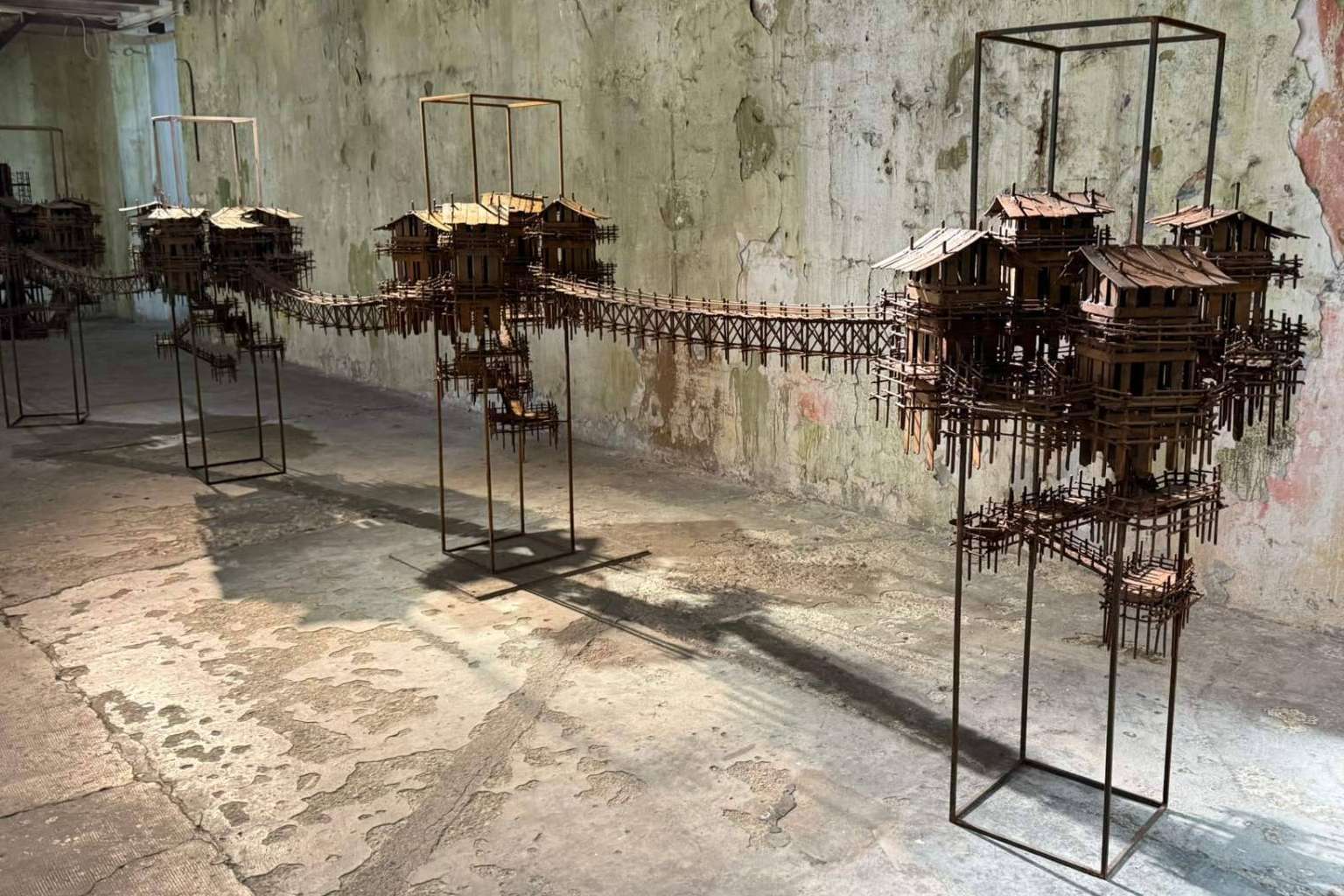 La neomudejar inaugura el verano con la distopía del colapso, obra del escultor Fernando Suárez