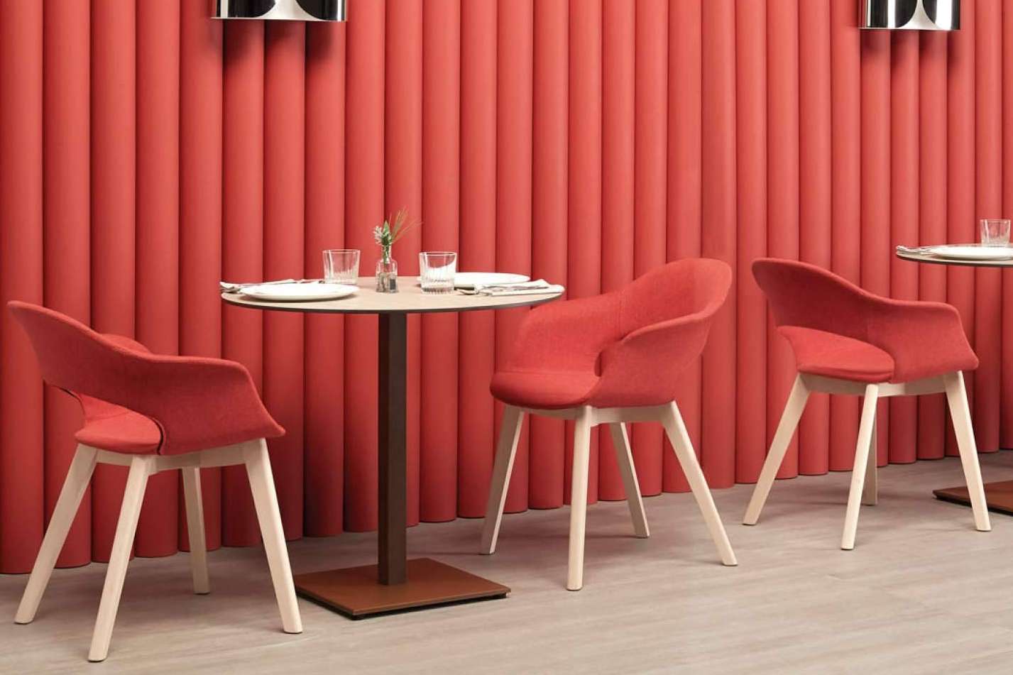 Nuevas sillas de hostelería de OfficeDeco combinan diseño y resistencia para espacios al aire libre