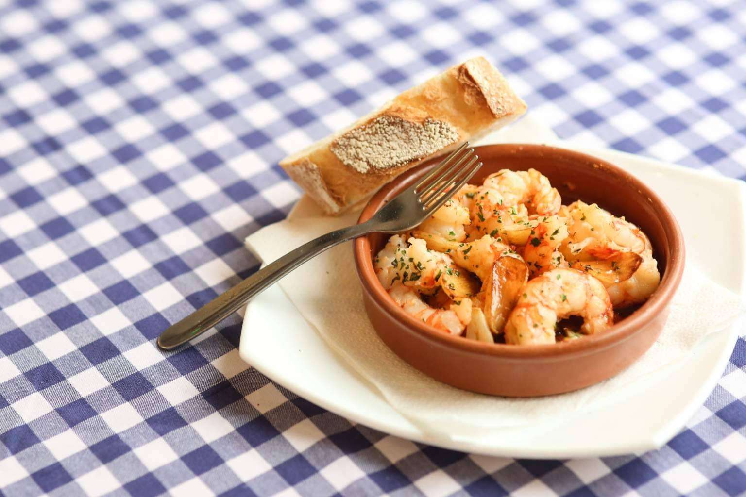 El restaurante Pasa Tapas destaca en Barcelona con su auténtica paella marinera en La Barceloneta