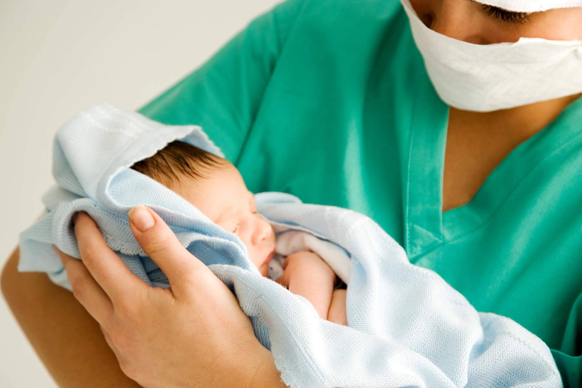 Hidrocele y hernias inguinales en bebés, ¿hay que operar?